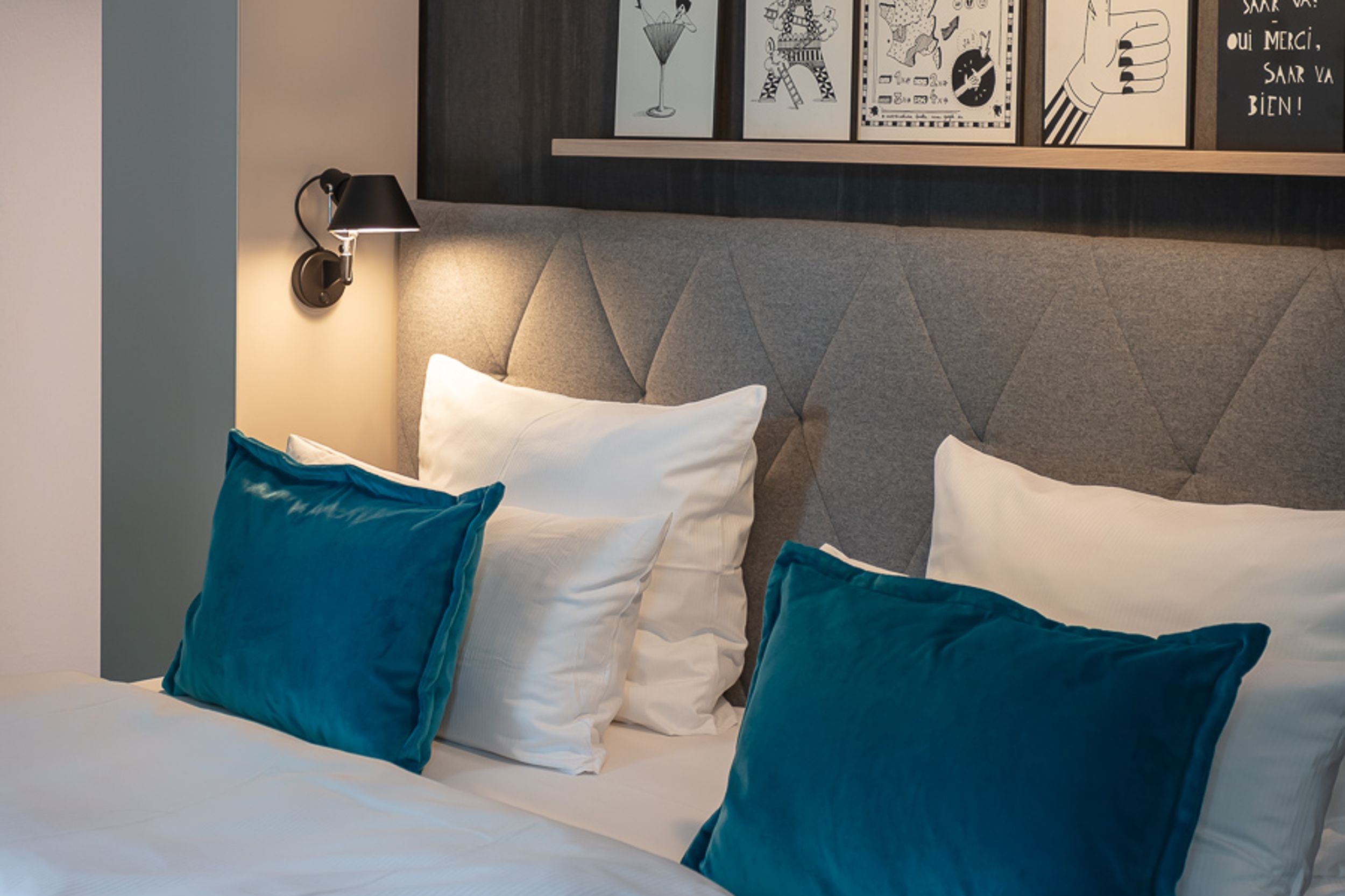 Hotel Saarbrücken Motel One Nahaufnahme auf Doppelbett mit Zierkissen