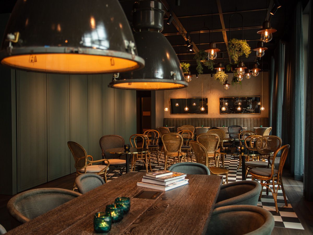 hotel Saarbrücken Motel One table and chairs