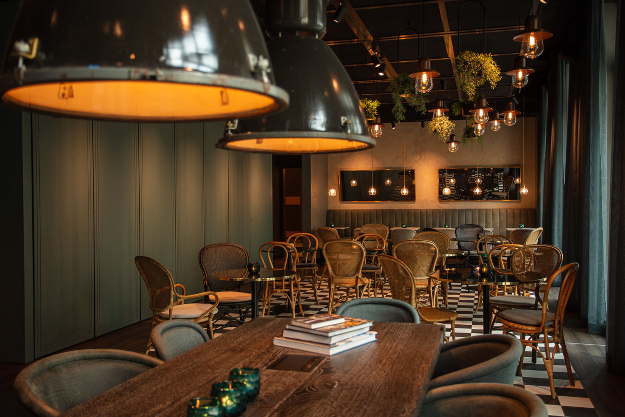 Hotel Saarbrücken Motel One Tische und Stühle