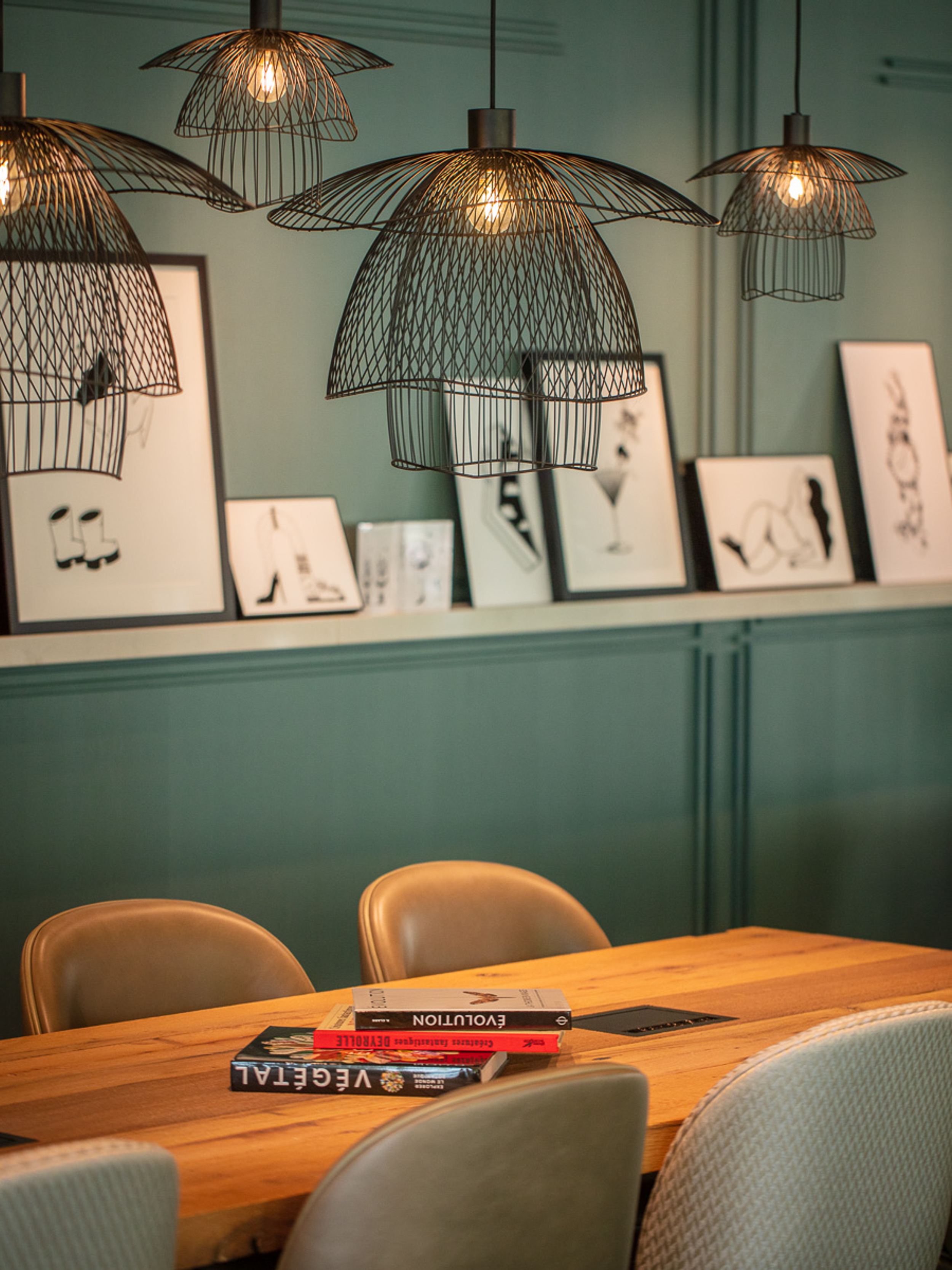 hotel Saarbrücken Motel One tables and chairs