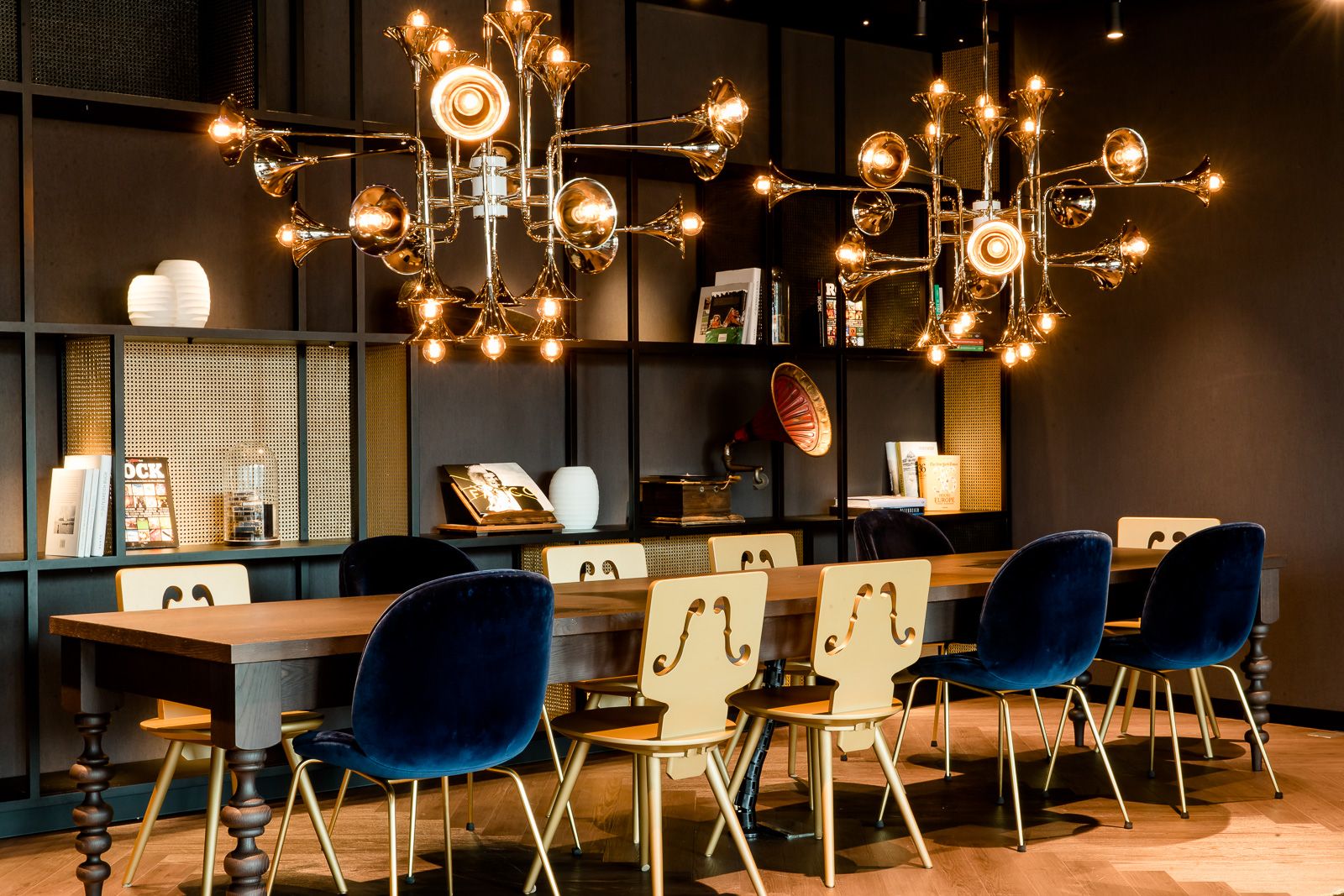 Hotel Salzburg Mirabell Motel One Meetingraum mit langem Tisch und elf Stühlen