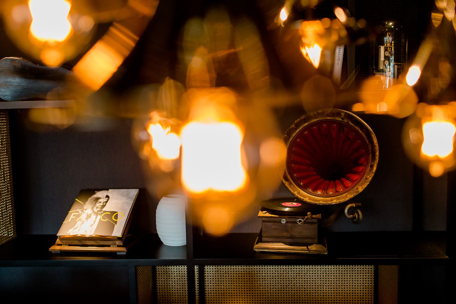 Hotel Salzburg Mirabell Motel One Detailaufnahme in Regal mit Grammophon