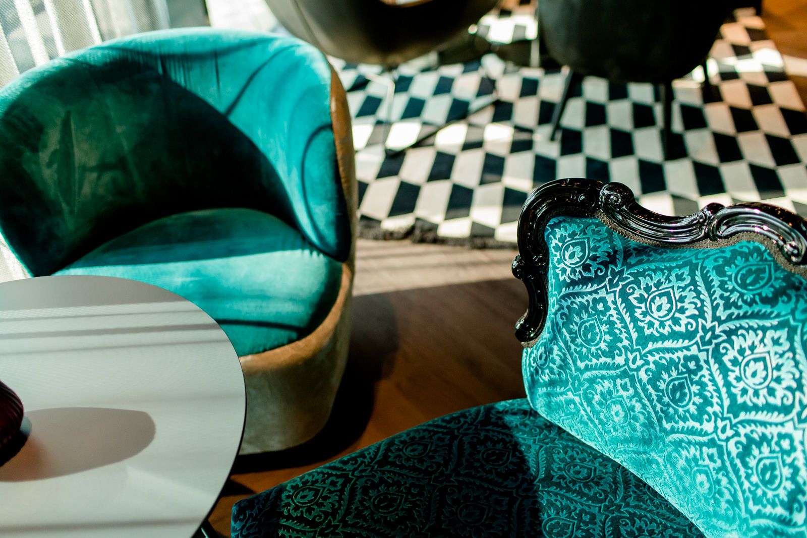 Designhotel Salzburg Mirabell Motel One Detailaufnahme Lounge zwei Sessel in türkis 
