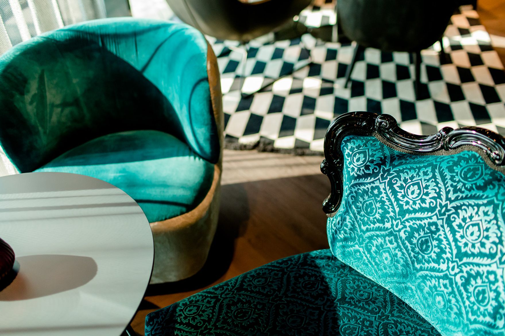 Designhotel Salzburg Mirabell Motel One Detailaufnahme Lounge zwei Sessel in türkis 