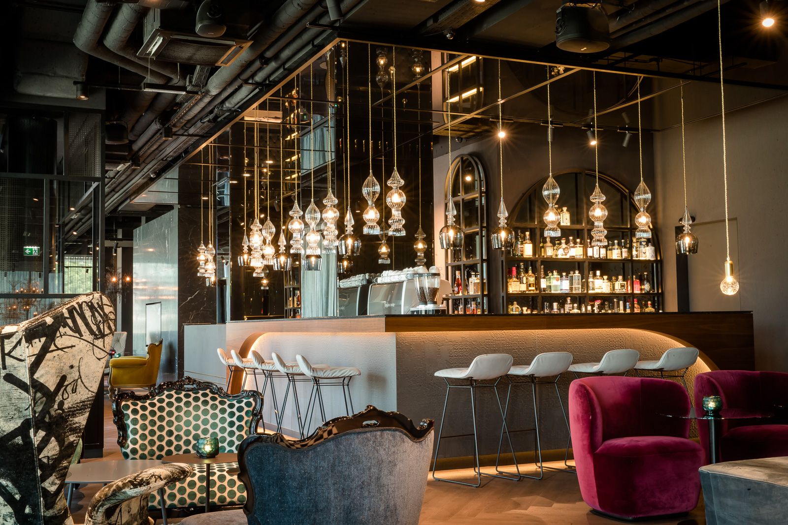 Designhotel Salzburg Mirabell Motel One Bar und Lounge mit Sitzgelegenheiten