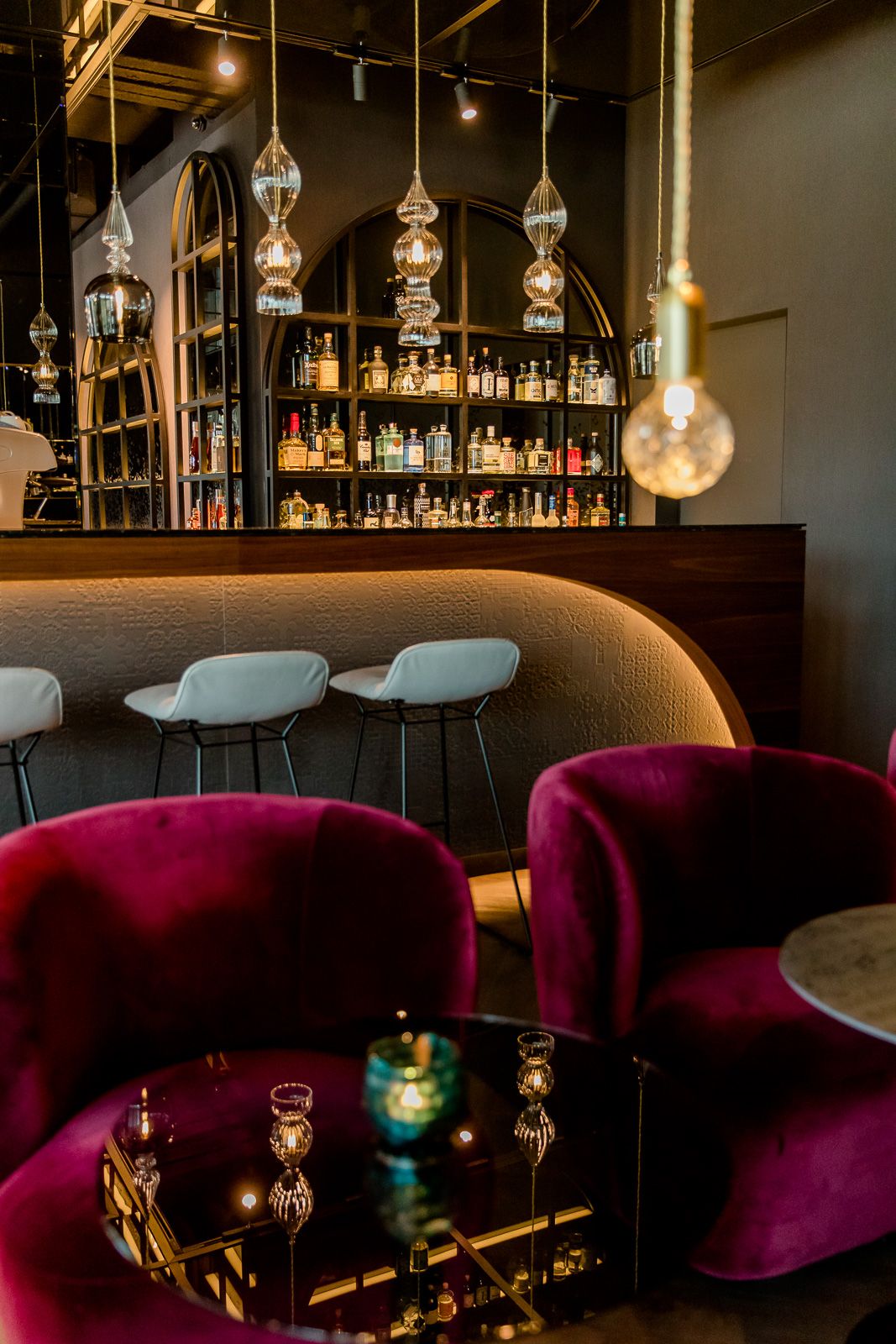 Designhotel Salzburg Mirabell Motel One Ausschnitt der Bar sowie rote Sessel im Vordergrund