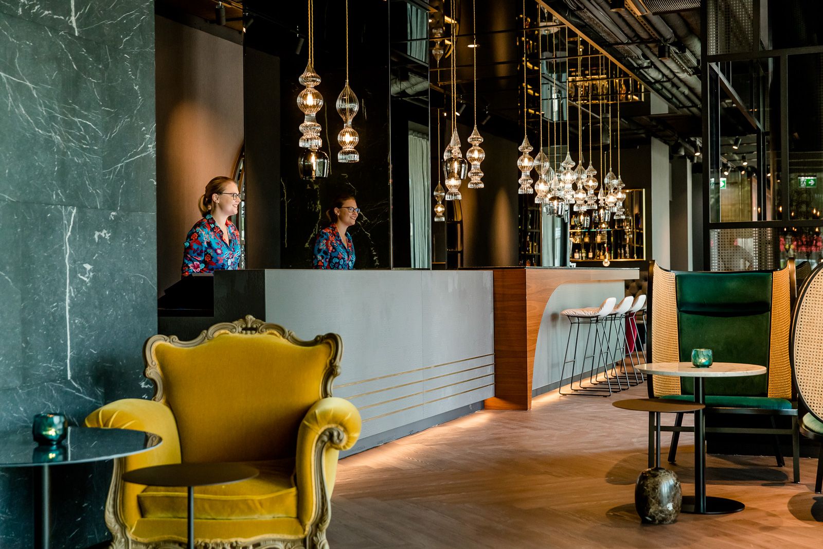 Designhotel Salzburg Mirabell Motel One Rezeption mit zwei Mitarbeiterinnen