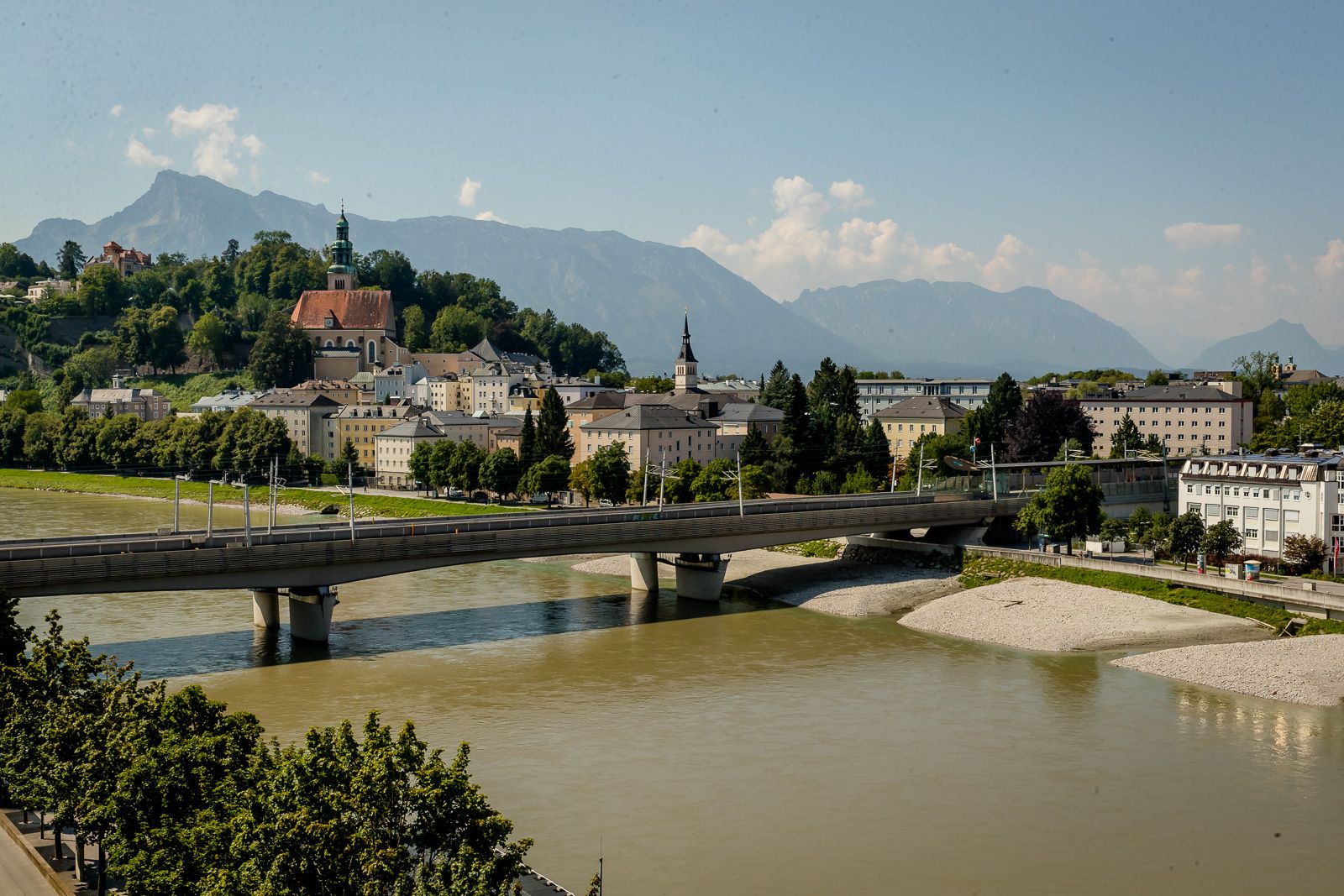 Designhotel Salzburg Mirabell Motel One Blick auf den Fluss und die Stadt Salzburg
