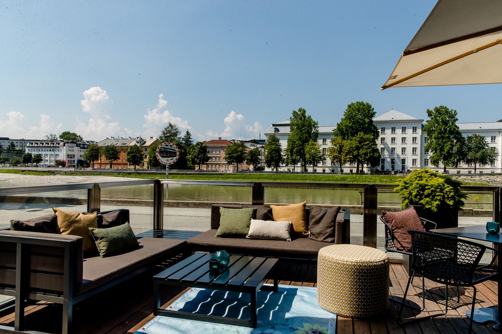 Designhotel Salzburg Mirabell Motel One Terrasse mit Blick auf Fluss