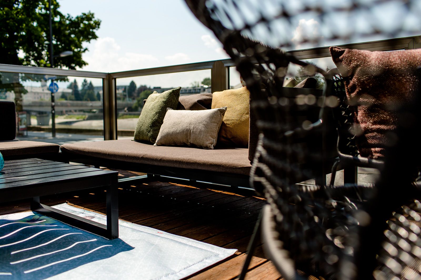 Hotel Salzburg Mirabell Motel One Nahaufnahme auf Sitzgelegenheiten der Terrasse