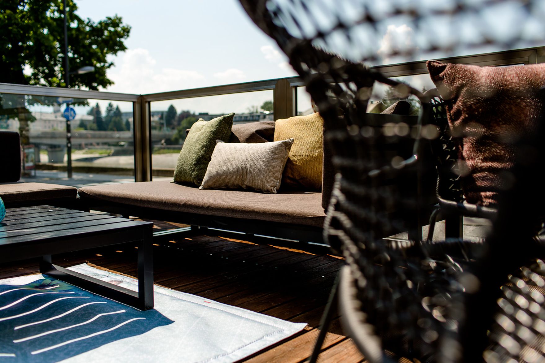 Hotel Salzburg Mirabell Motel One Nahaufnahme auf Sitzgelegenheiten der Terrasse