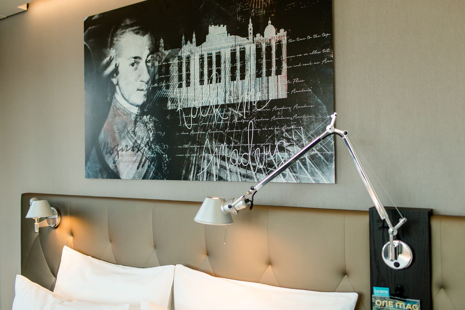 Designhotel Salzburg Mirabell Motel One Zimmer mit Blick auf Kopfteil des Bettes