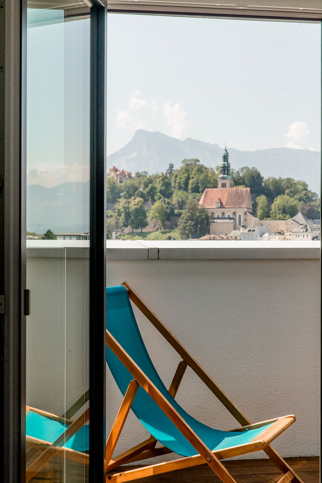 Designhotel Salzburg Mirabell Motel One Zimmer Balkon mit Liegestuhl