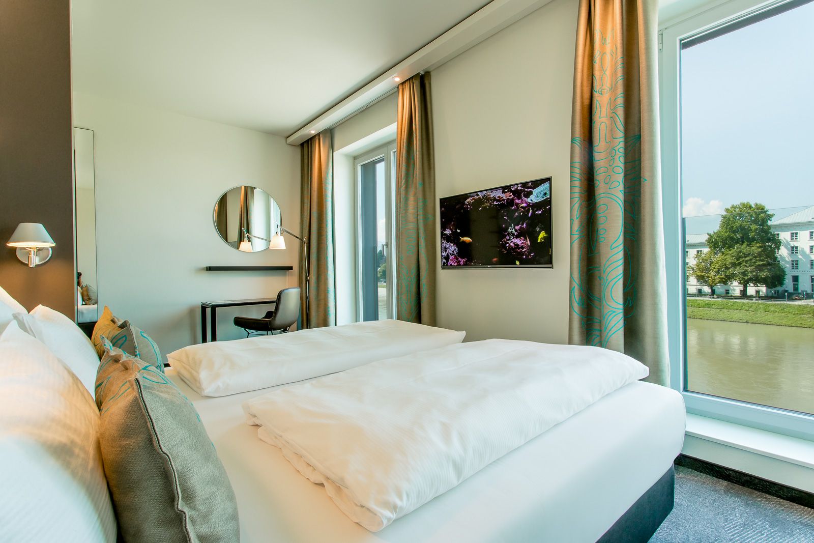 Designhotel Salzburg Mirabell Motel One Zimmer mit Ausblick auf Fluss