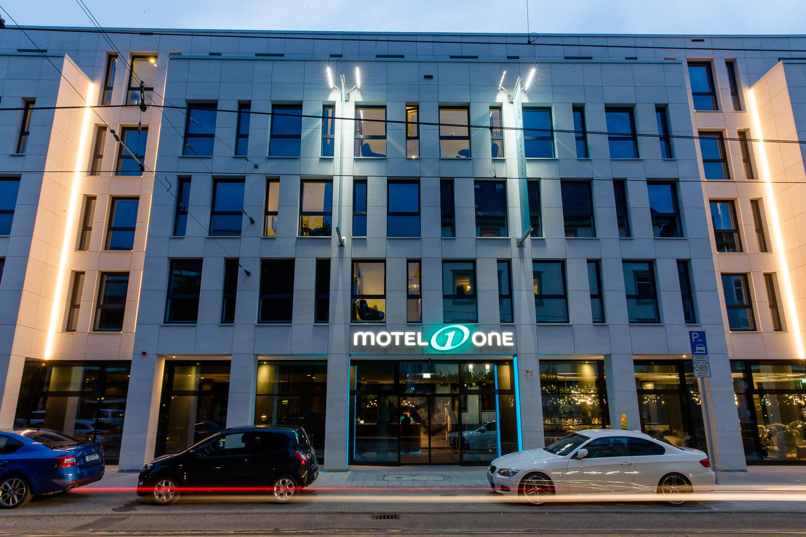 Designhotel Stuttgart Bad Cannstatt Motel One Gebäude am Abend