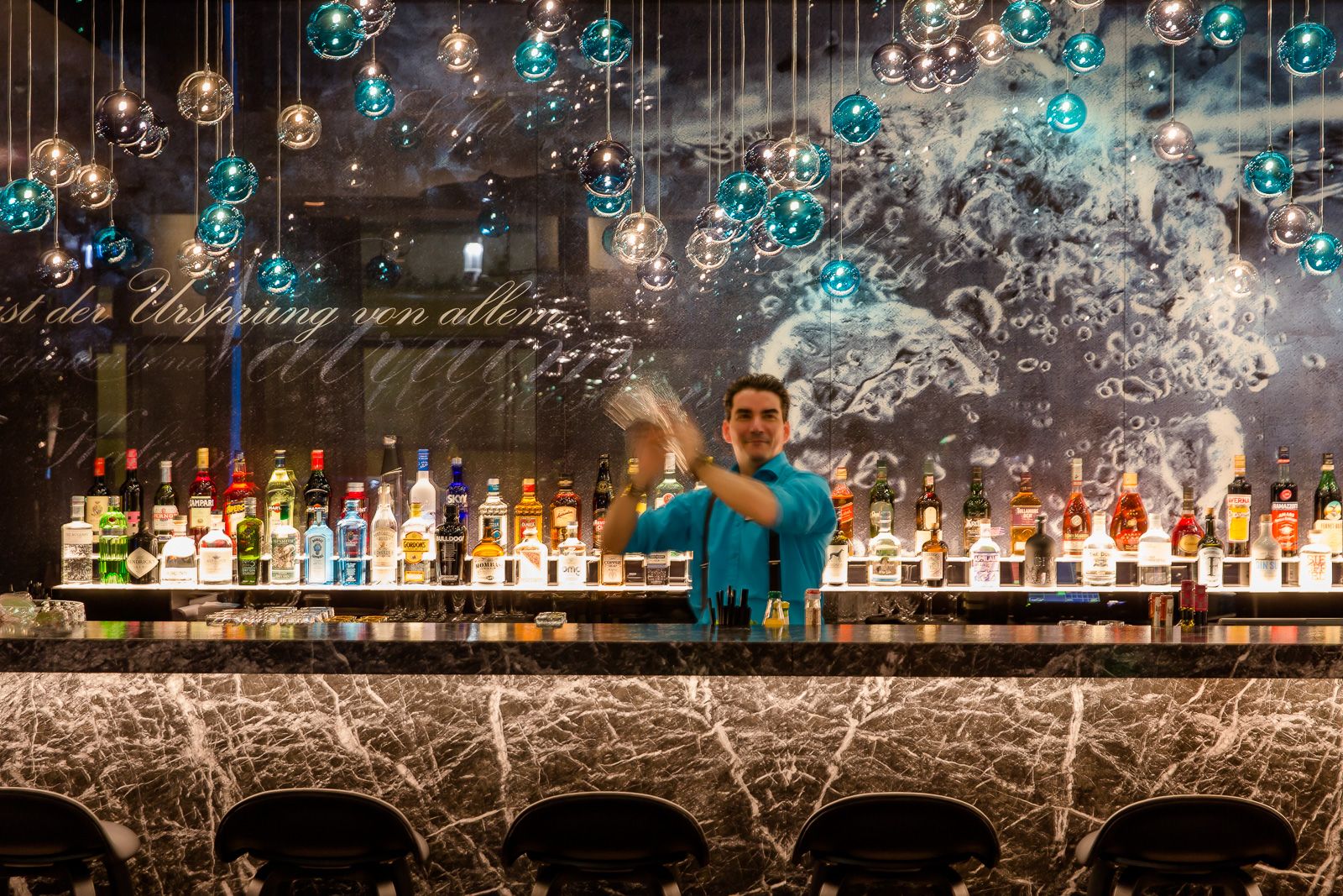 Designhotel Stuttgart Bad Cannstatt Motel One Bar mit Barkeeper