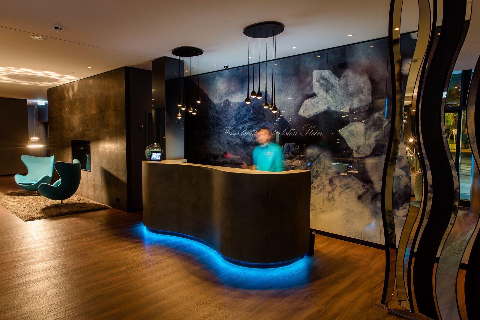 Designhotel Stuttgart Bad Cannstatt Motel One Rezeption mit Mitarbeiter