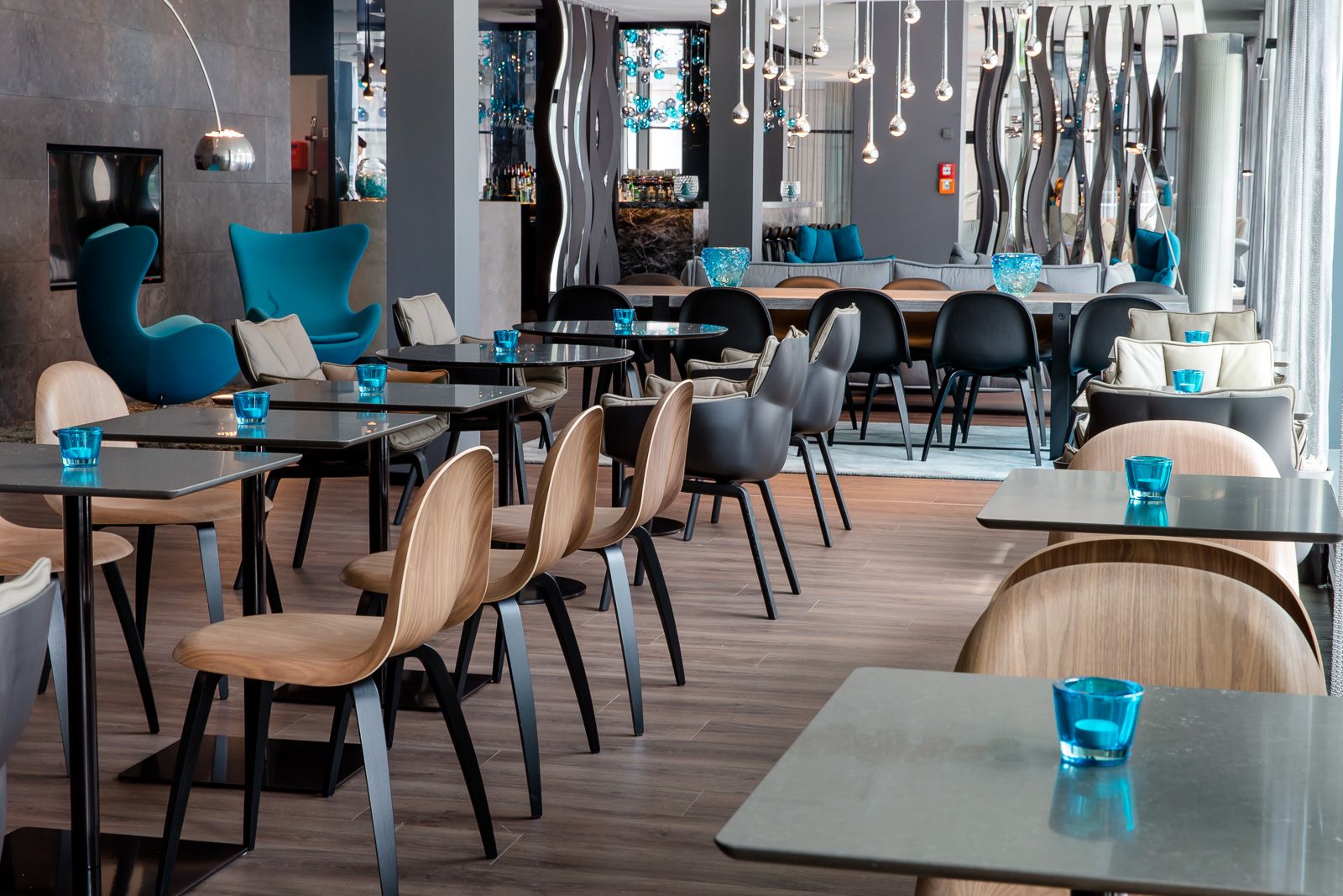 Hotel Stuttgart Bad Cannstatt Motel One Essbereich mit Sitzgelegenheiten