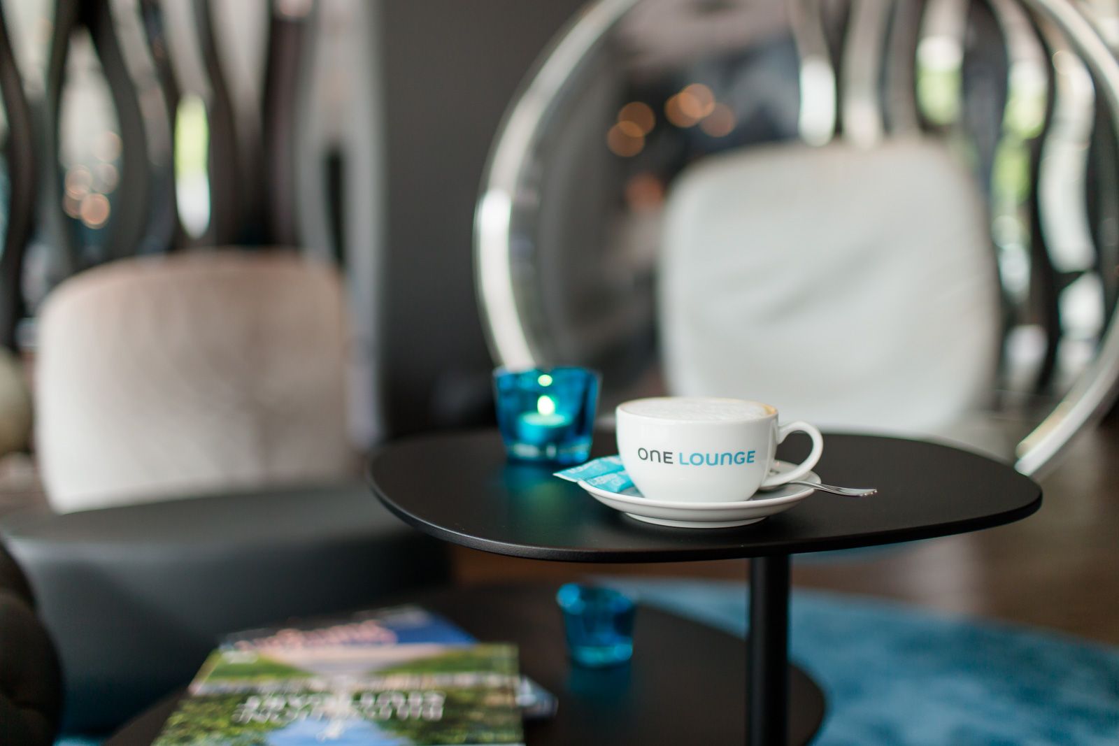 Hotel Stuttgart Bad Cannstatt Motel One Nahaufnahme auf Tisch mit Kaffeetasse