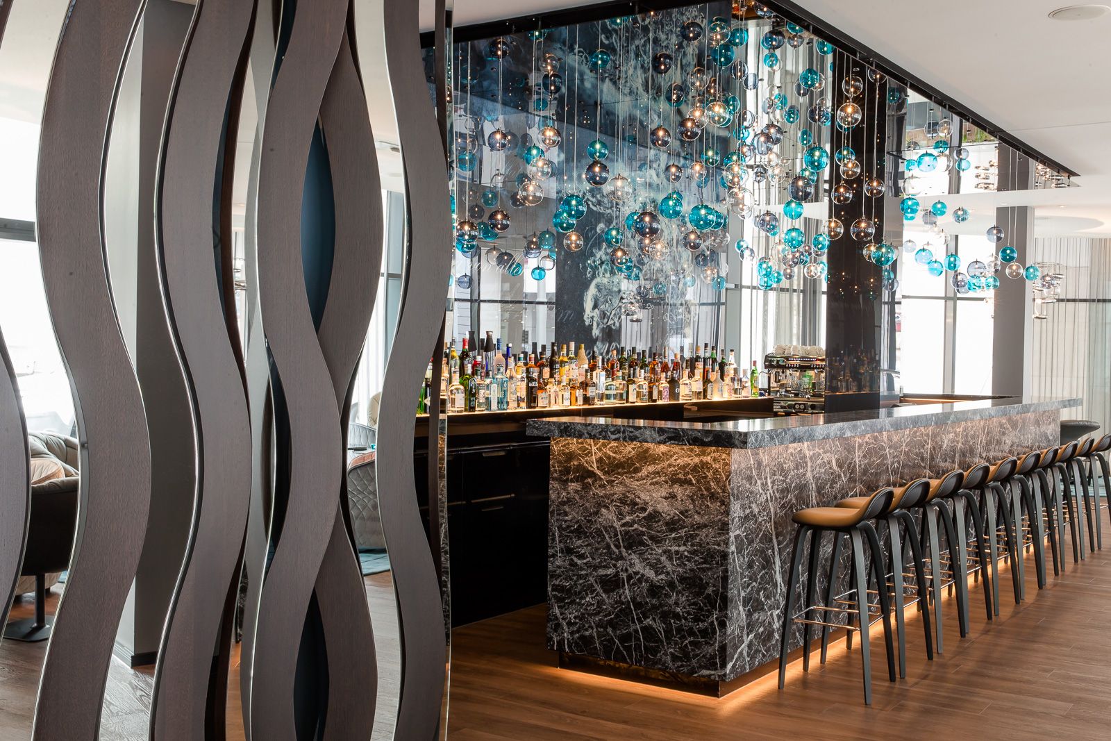 Hotel Stuttgart Bad Cannstatt Motel One Barbereich mit Barhockern