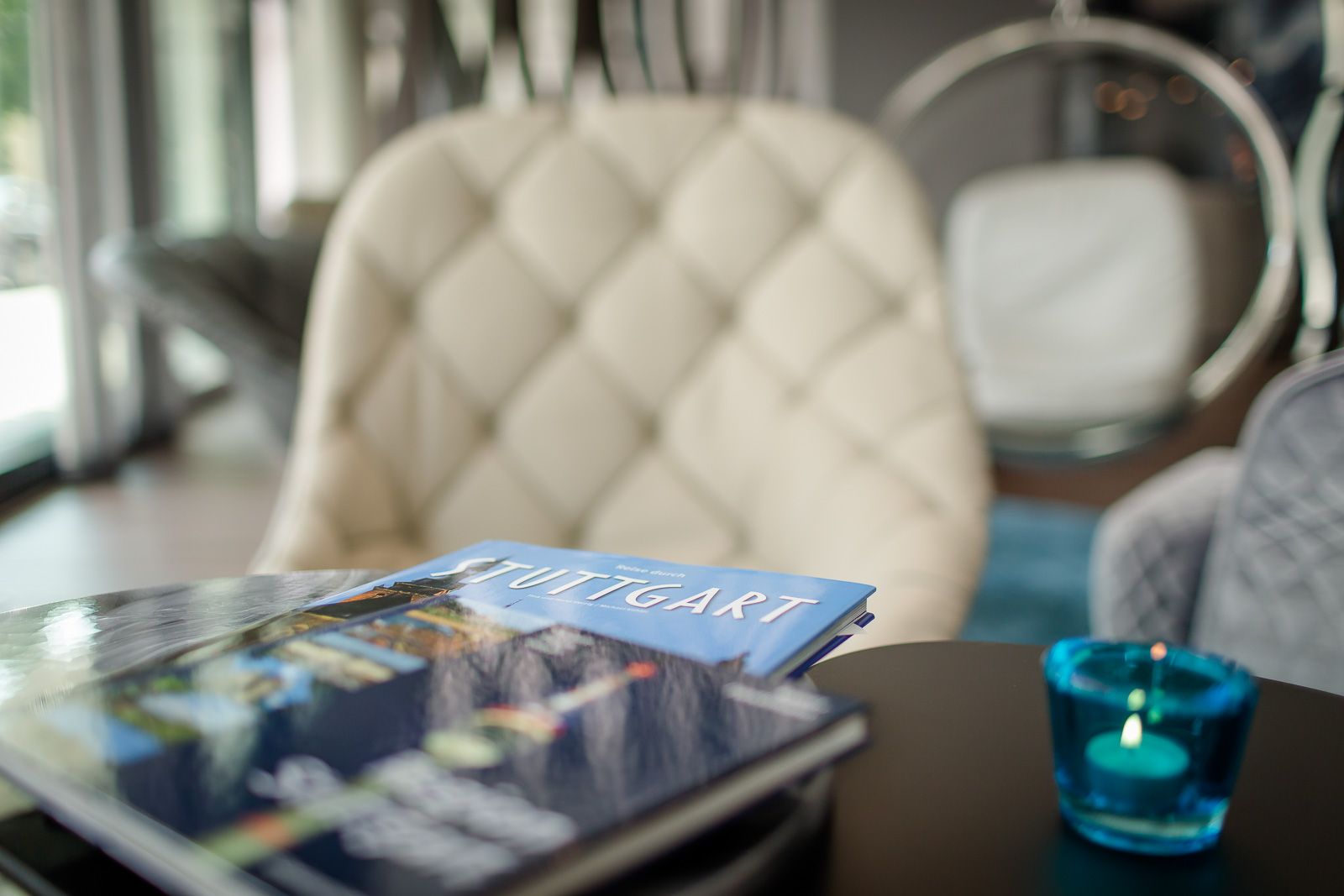 Hotel Stuttgart Bad Cannstatt Motel One Nahaufnahme Zeitschriften auf Tisch