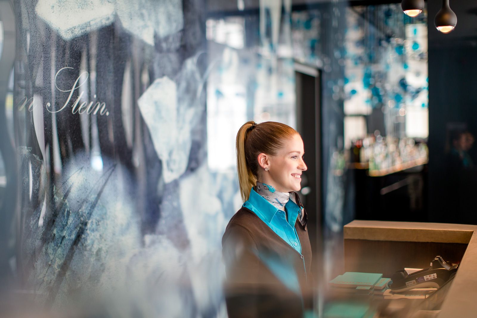Hotel Stuttgart Bad Cannstatt Motel One Rezeption mit Mitarbeiterin