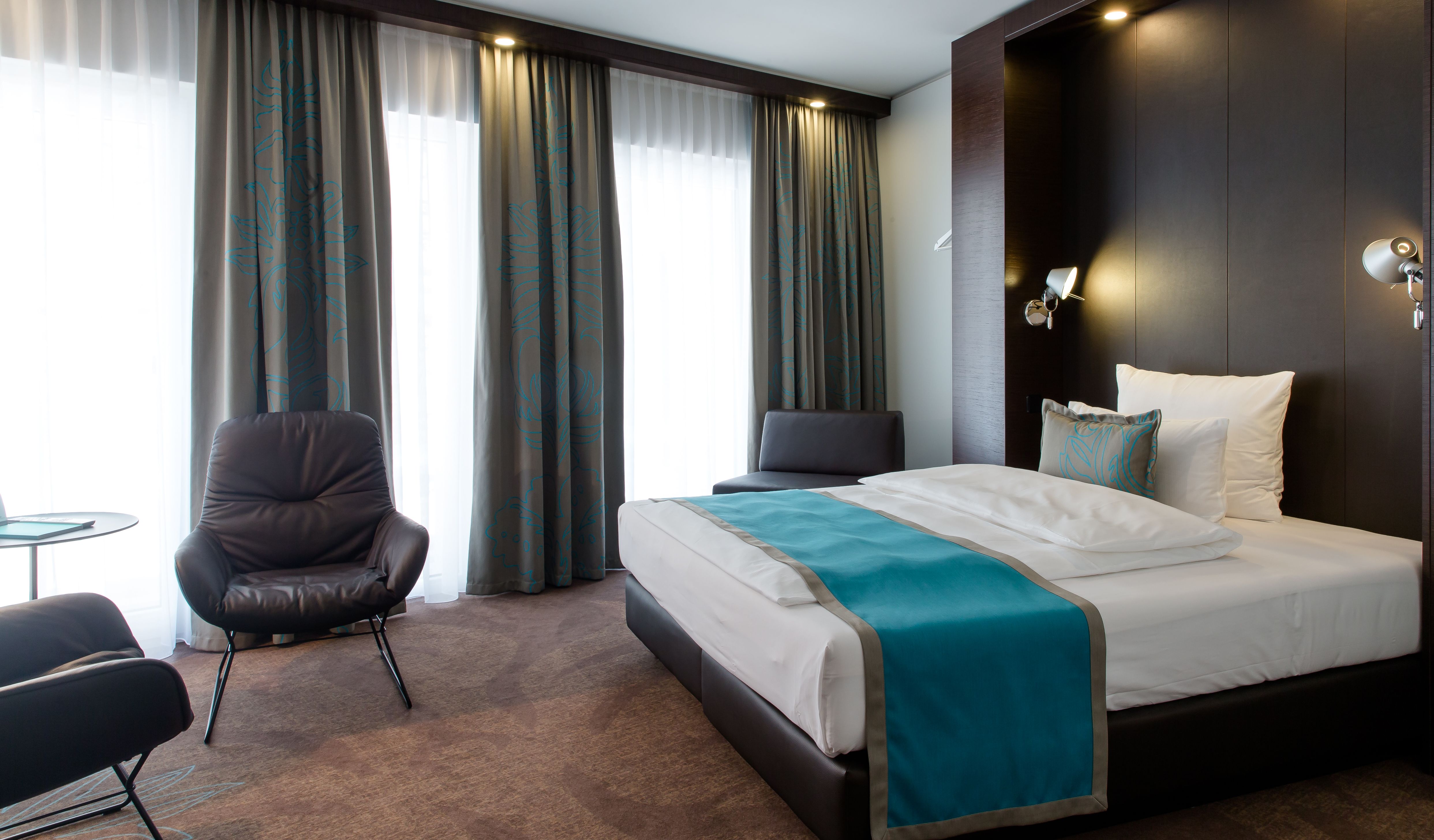 Designhotel Stuttgart Bad Cannstatt Motel One lichtdurchflutetes Doppelzimmer mit bodentiefen Fenstern