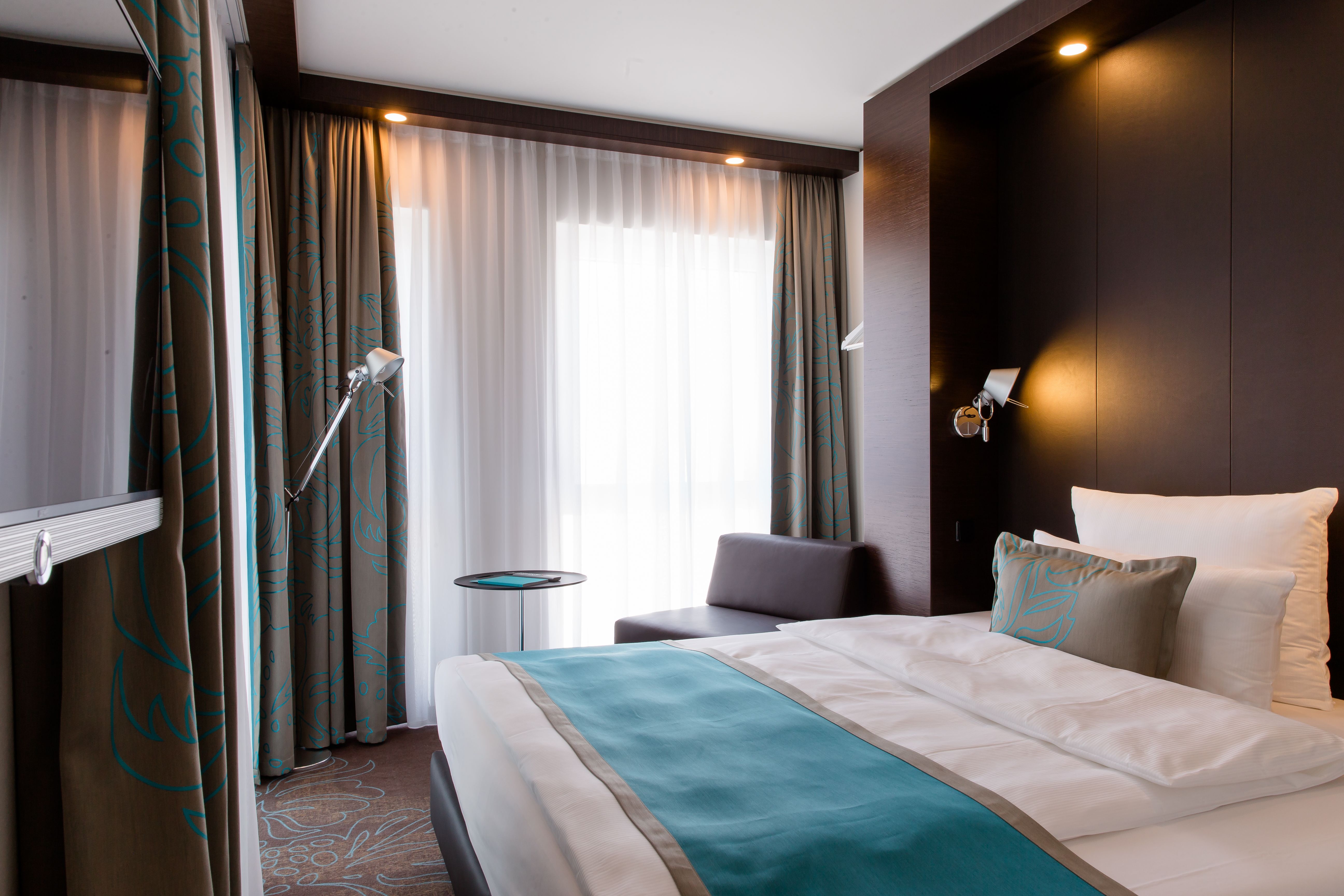 Designhotel Stuttgart Bad Cannstatt Motel One ausgestattet mit Bett und Sessel