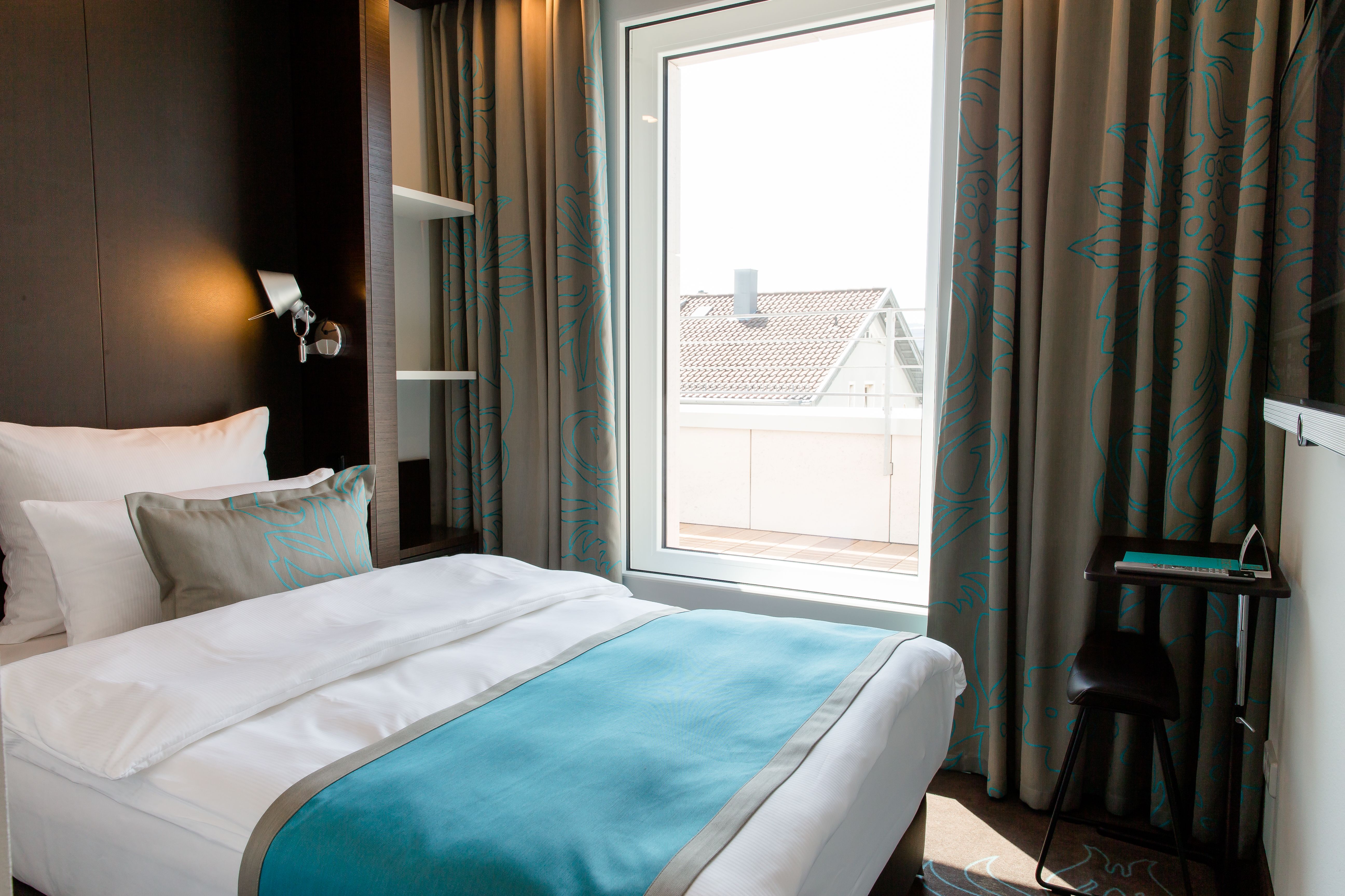 Designhotel Stuttgart Bad Cannstatt Motel One gemütliches Hotelzimmer und großes Bett