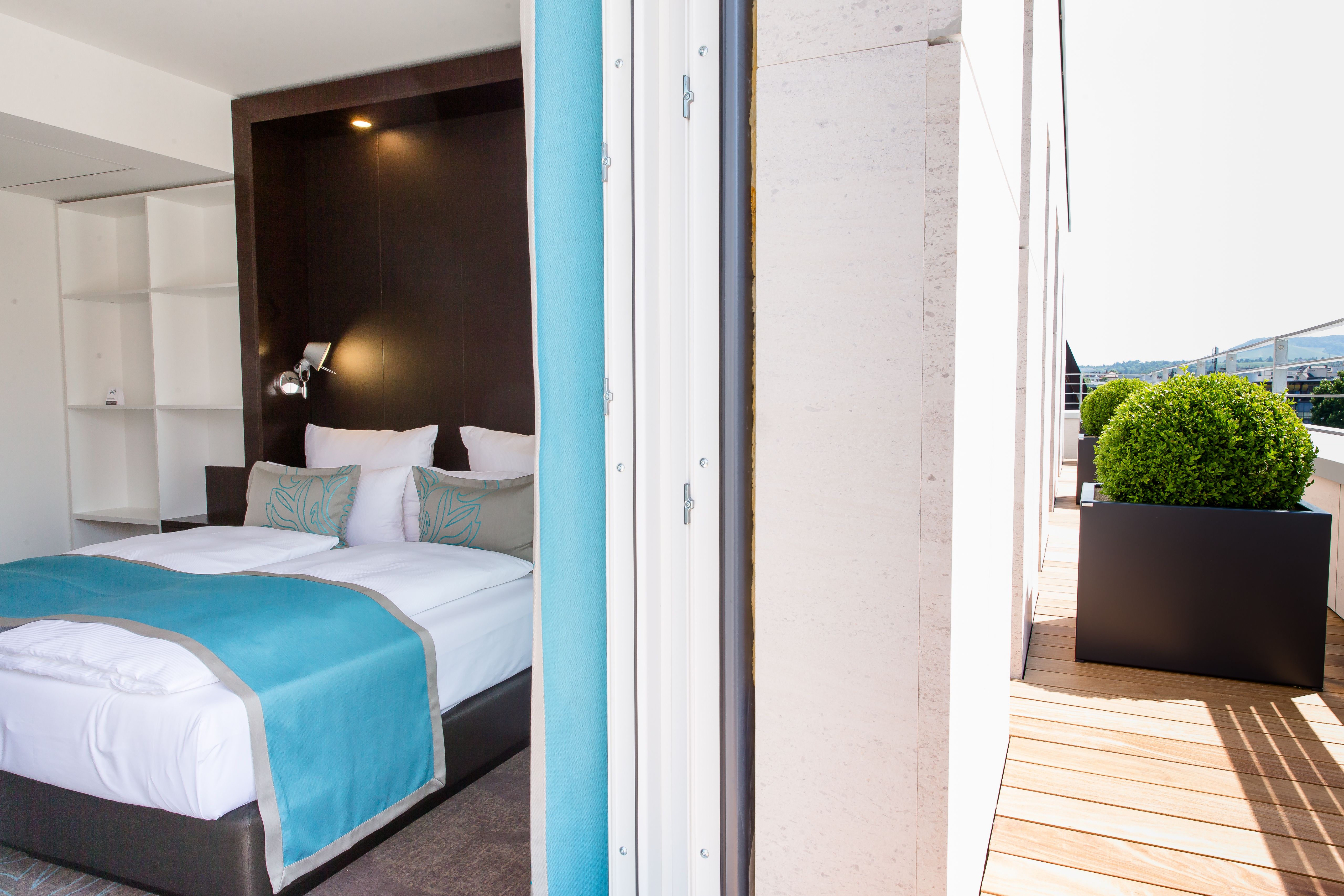 Designhotel Stuttgart Bad Cannstatt Motel One Hotelzimmer mit Bett und Balkon