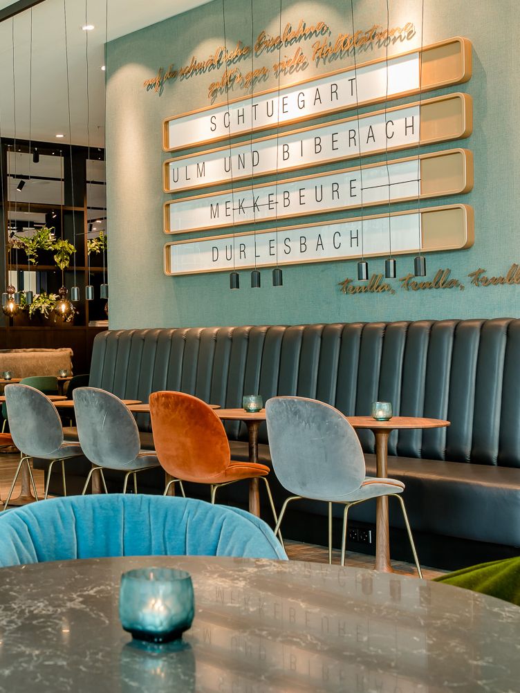 Designhotel Stuttgart Hauptbahnhof Motel One Sitzgelegenheiten in hellem Raum