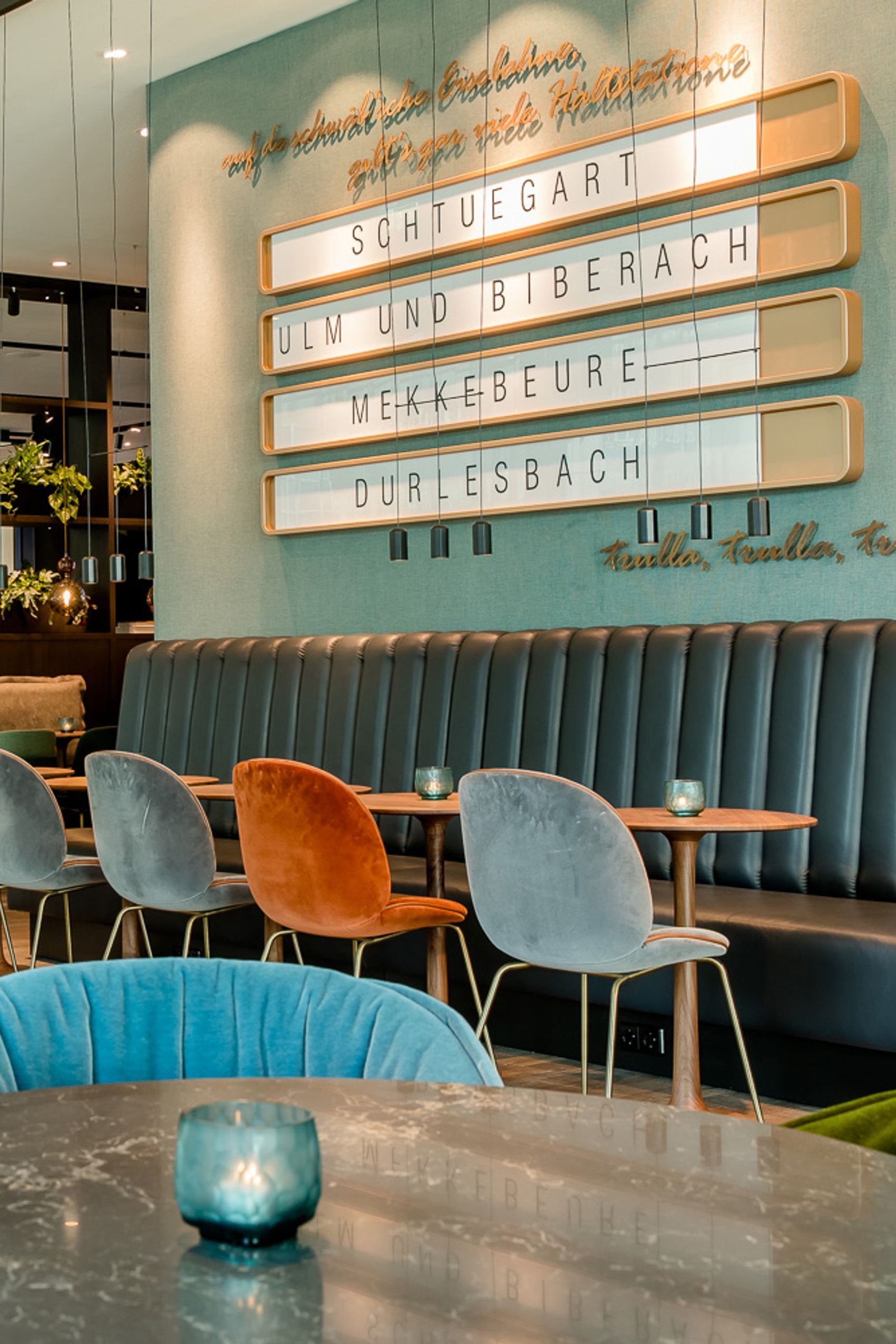 Designhotel Stuttgart Hauptbahnhof Motel One Sitzgelegenheiten in hellem Raum