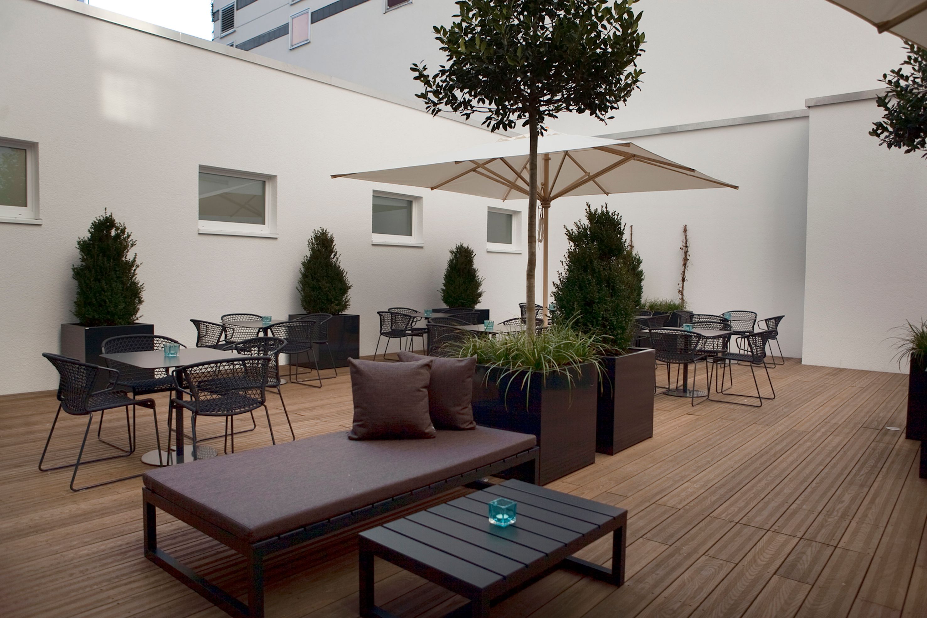 Hotel Stuttgart Mitte Motel One Terrasse Tischen und Stühlen