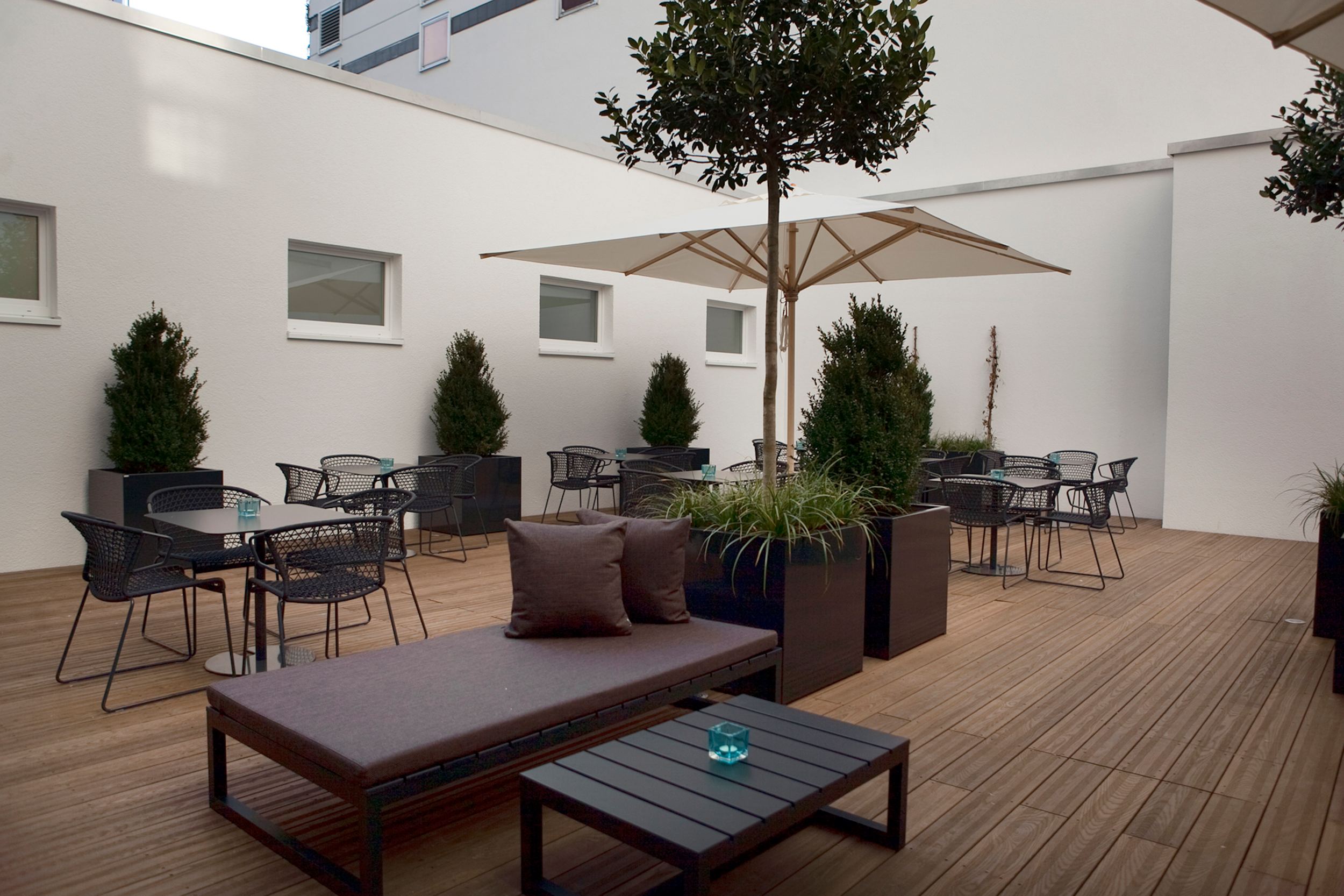 Hotel Stuttgart Mitte Motel One Terrasse Tischen und Stühlen