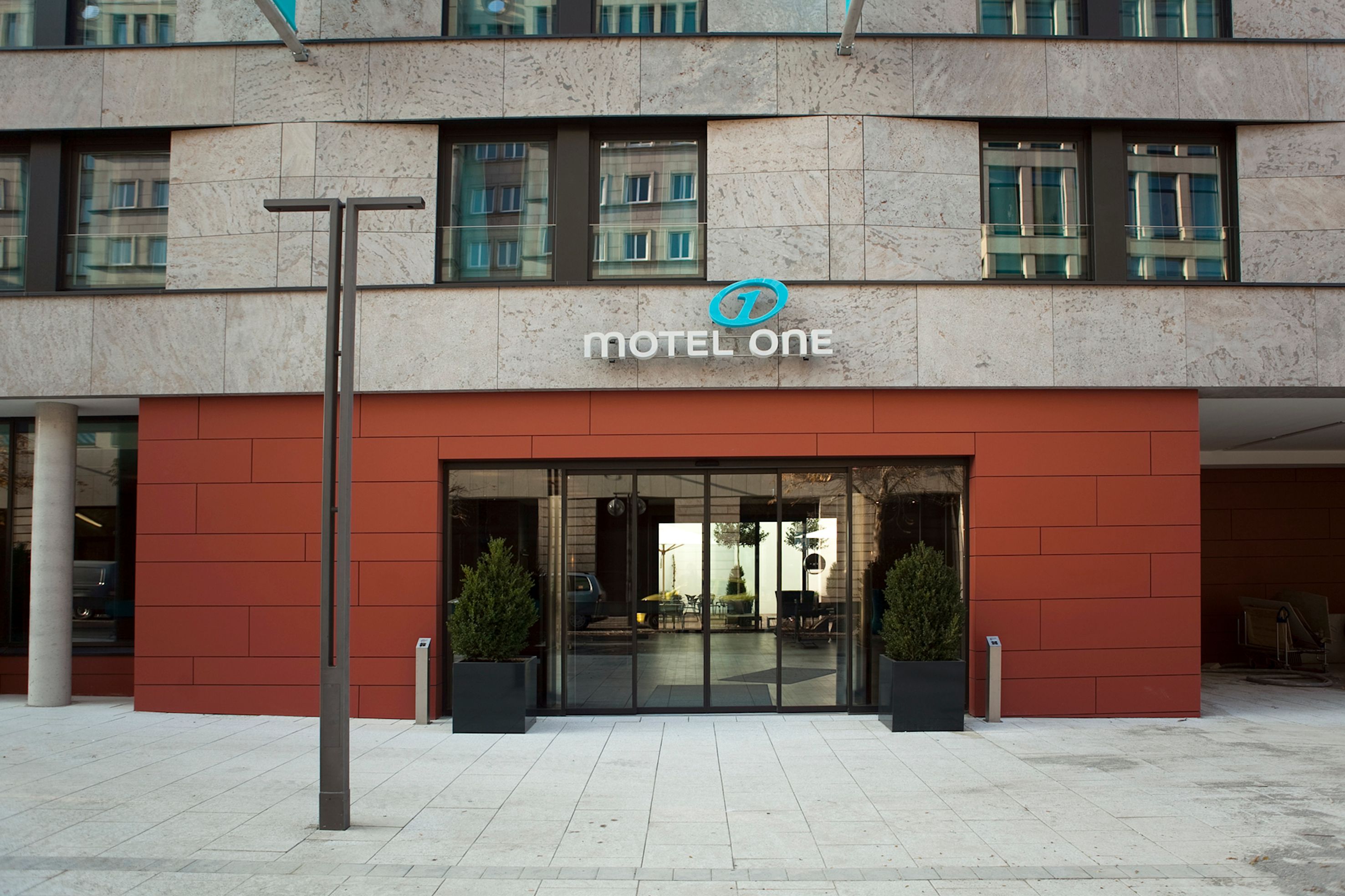 Designhotel Stuttgart Mitte Motel One Fassade mit Logo