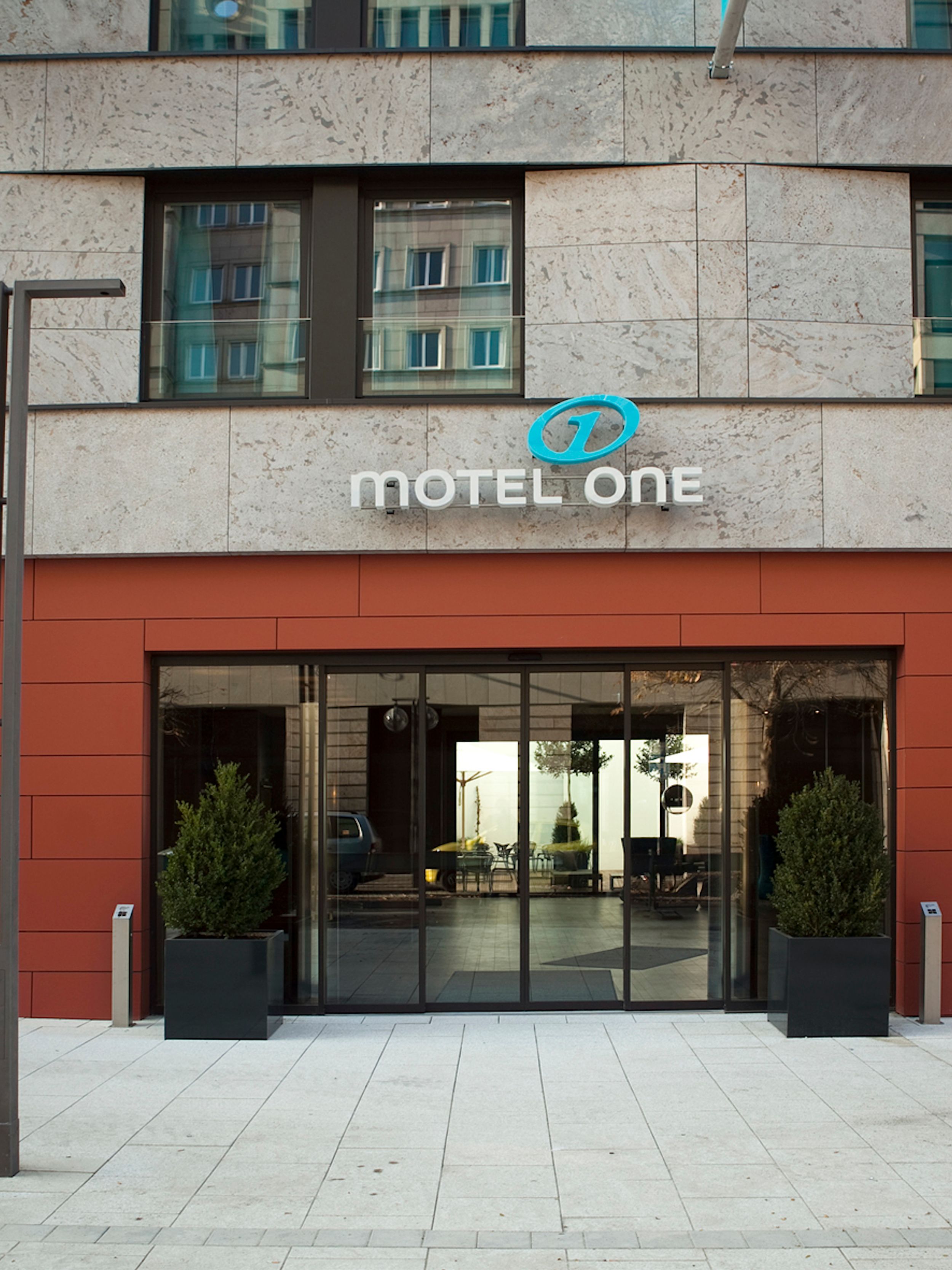 Designhotel Stuttgart Mitte Motel One Fassade mit Logo