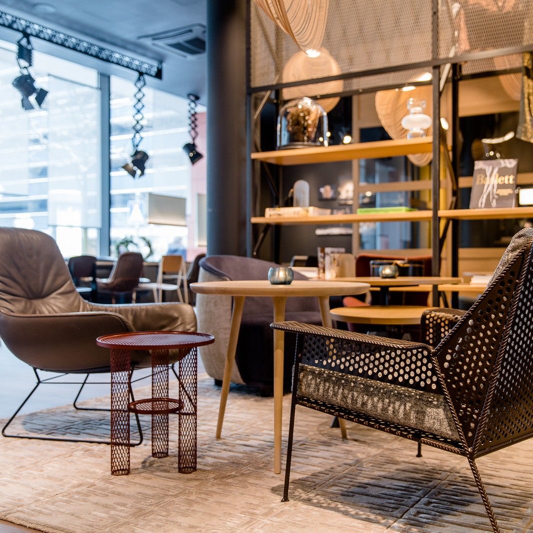 Design Hotel Stuttgart Mitte Motel One Lounge mit Sesseln und Tisch