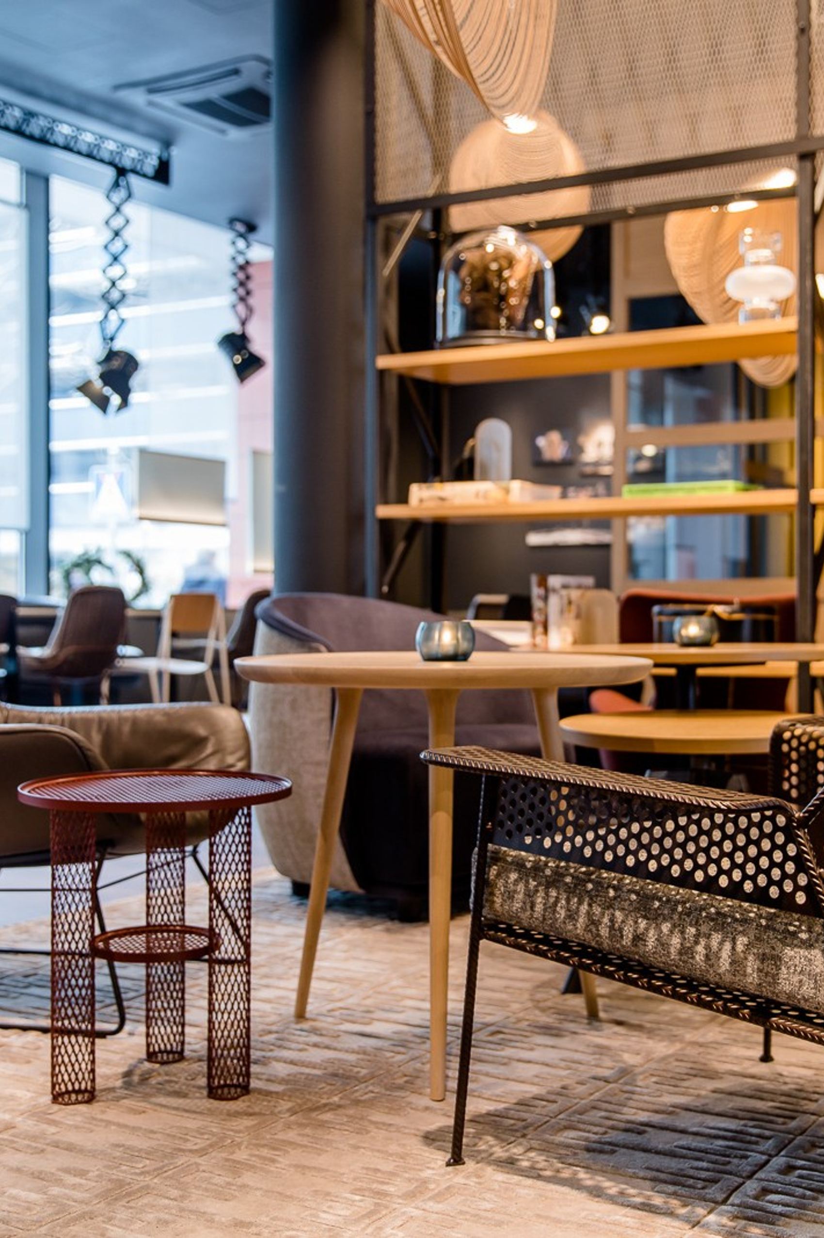 Design Hotel Stuttgart Mitte Motel One Lounge mit Sesseln und Tisch
