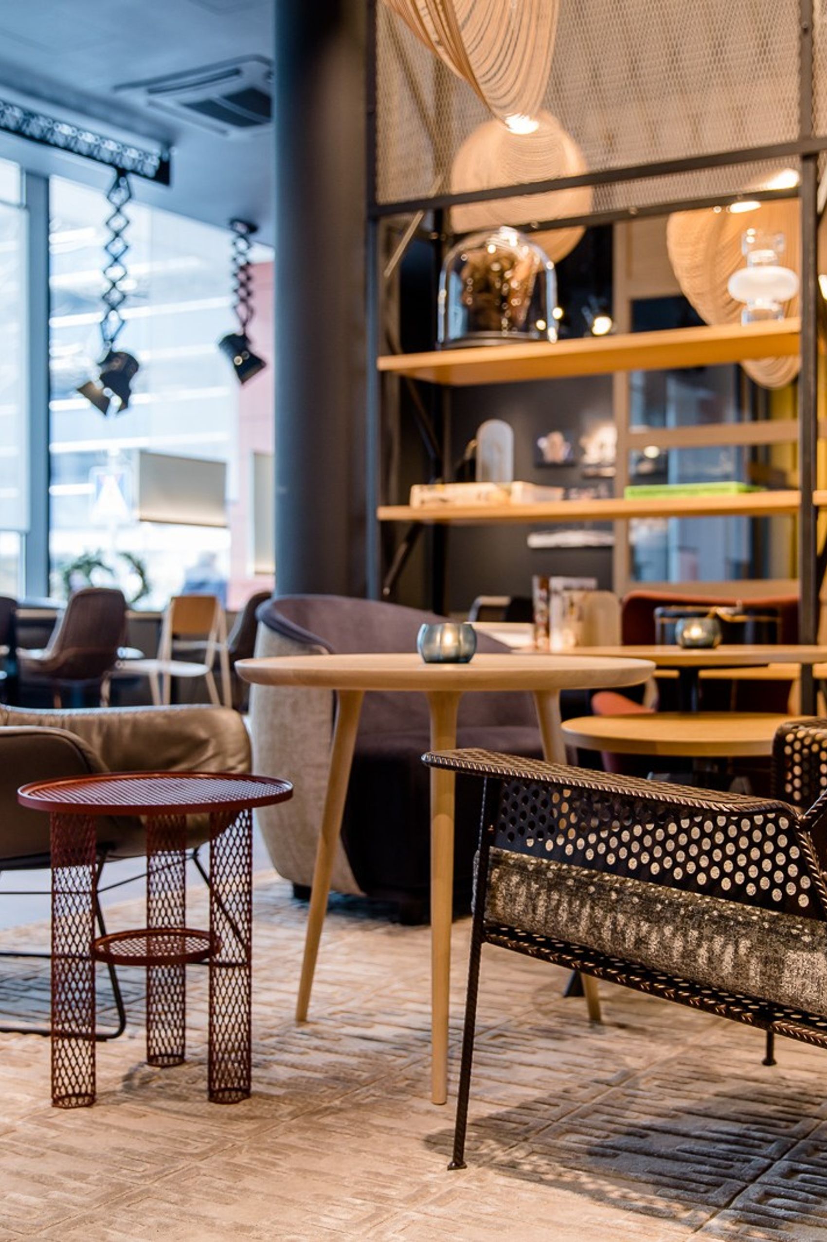 Design Hotel Stuttgart Mitte Motel One Lounge mit Sesseln und Tisch