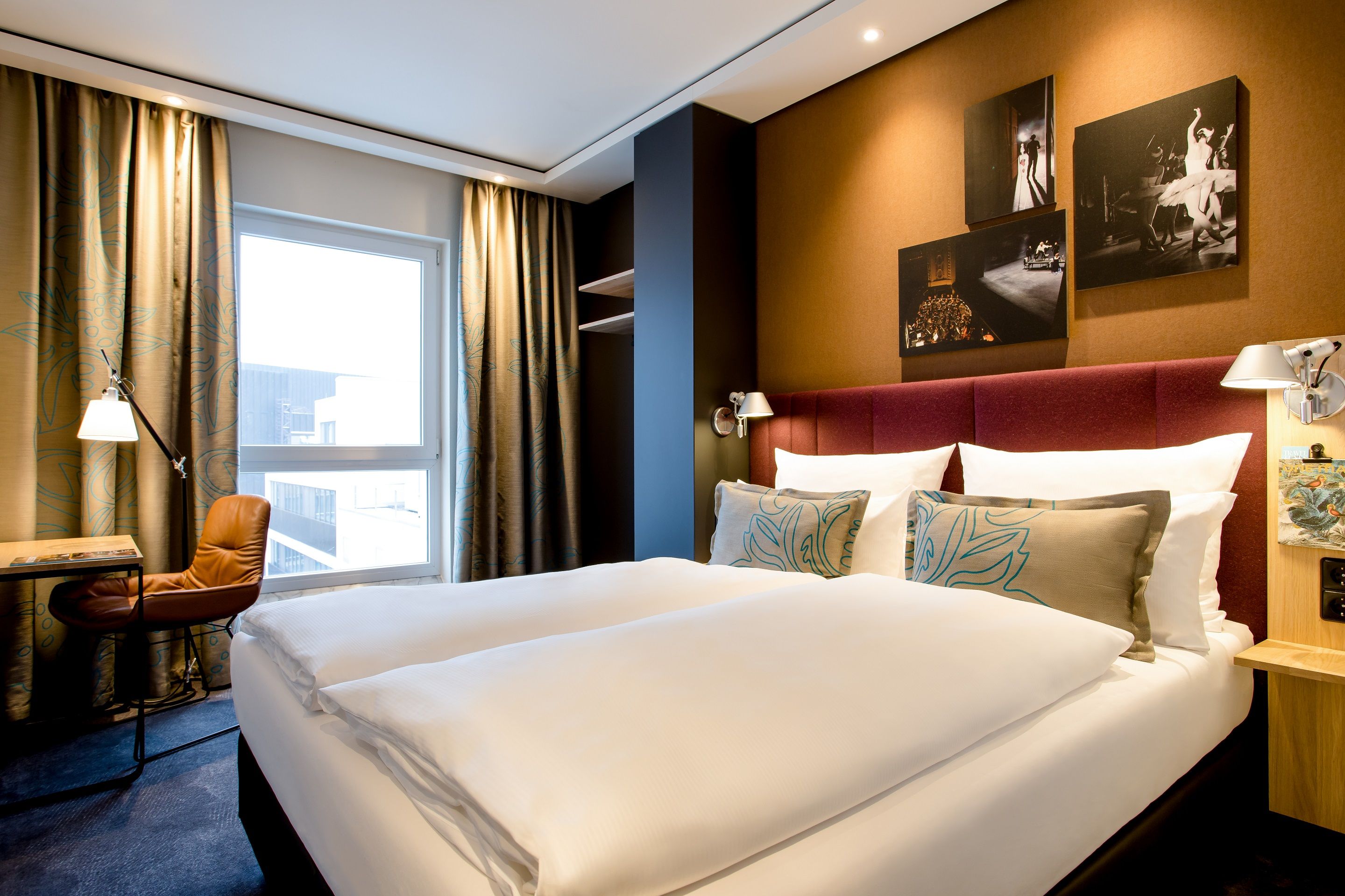 Designhotel Stuttgart Mitte Motel One Doppelbett mit Tisch und Stuhl