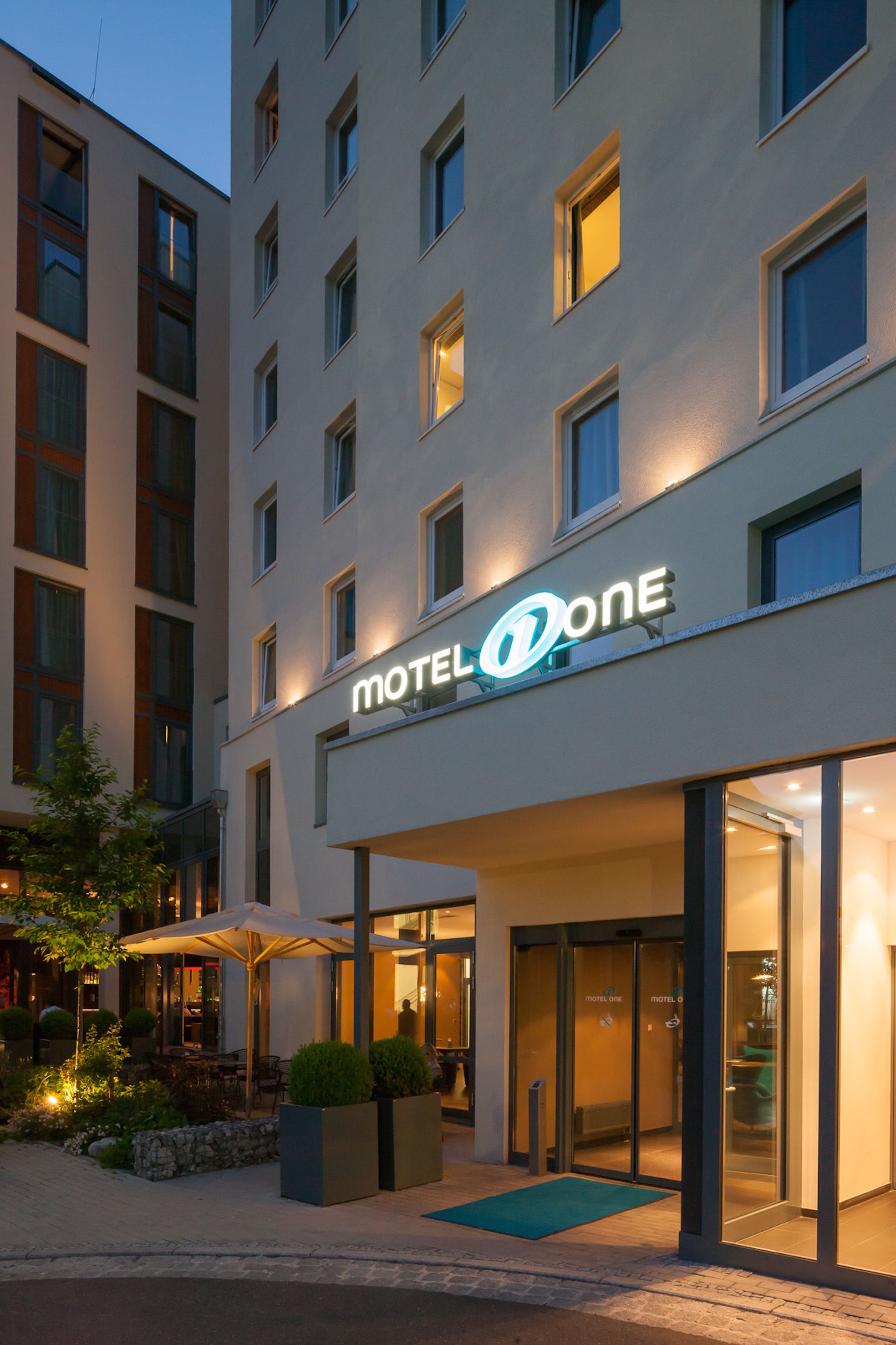 Hotel Stuttgart Feuerbach Motel One Fassade mit Logo