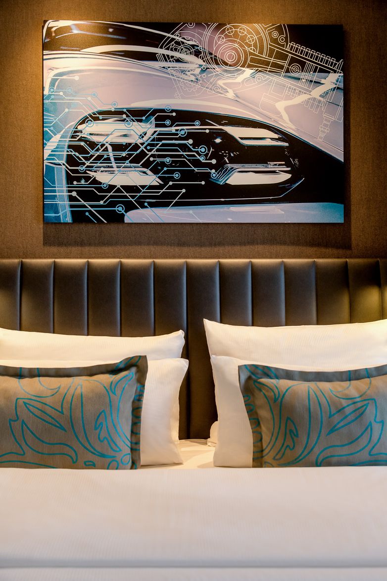 hotel Stuttgart Feuerbach Motel One double bed with decorative pillows