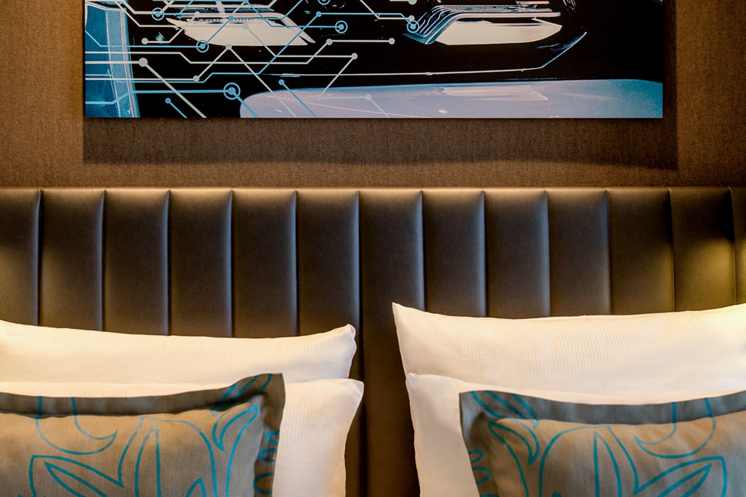 Hotel Stuttgart Feuerbach Motel One Doppelbett mit Zierkissen