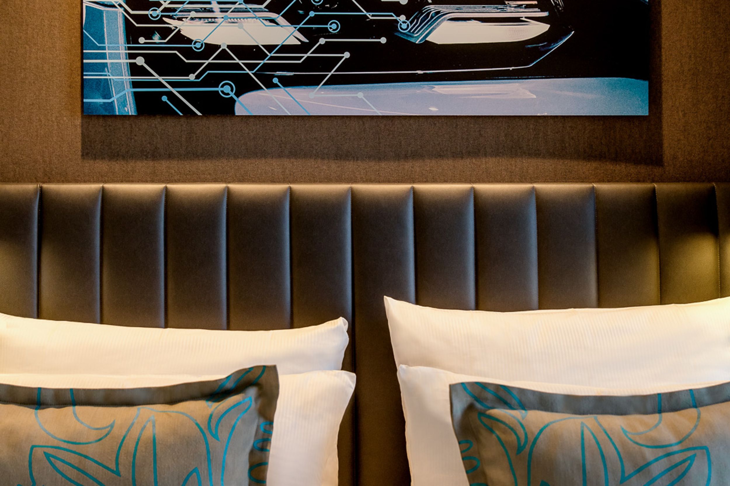 Hotel Stuttgart Feuerbach Motel One Doppelbett mit Zierkissen