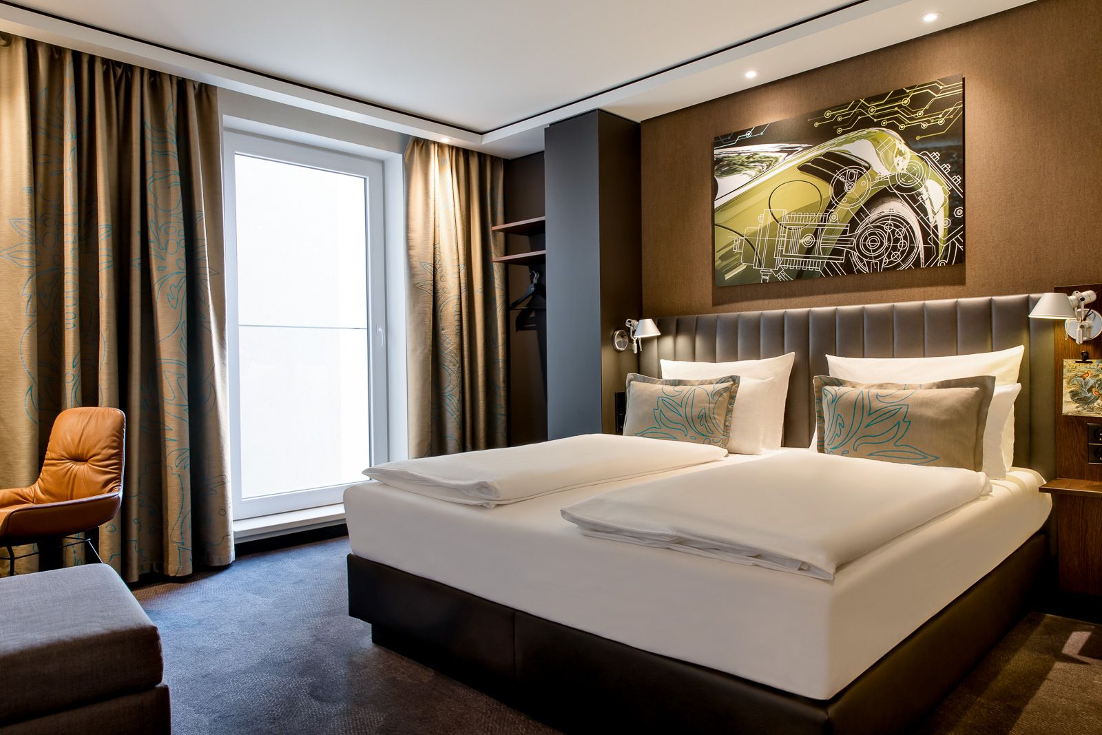 Hotel Stuttgart Feuerbach Motel One lichtdurchflutetes Zimmer mit Doppelbett