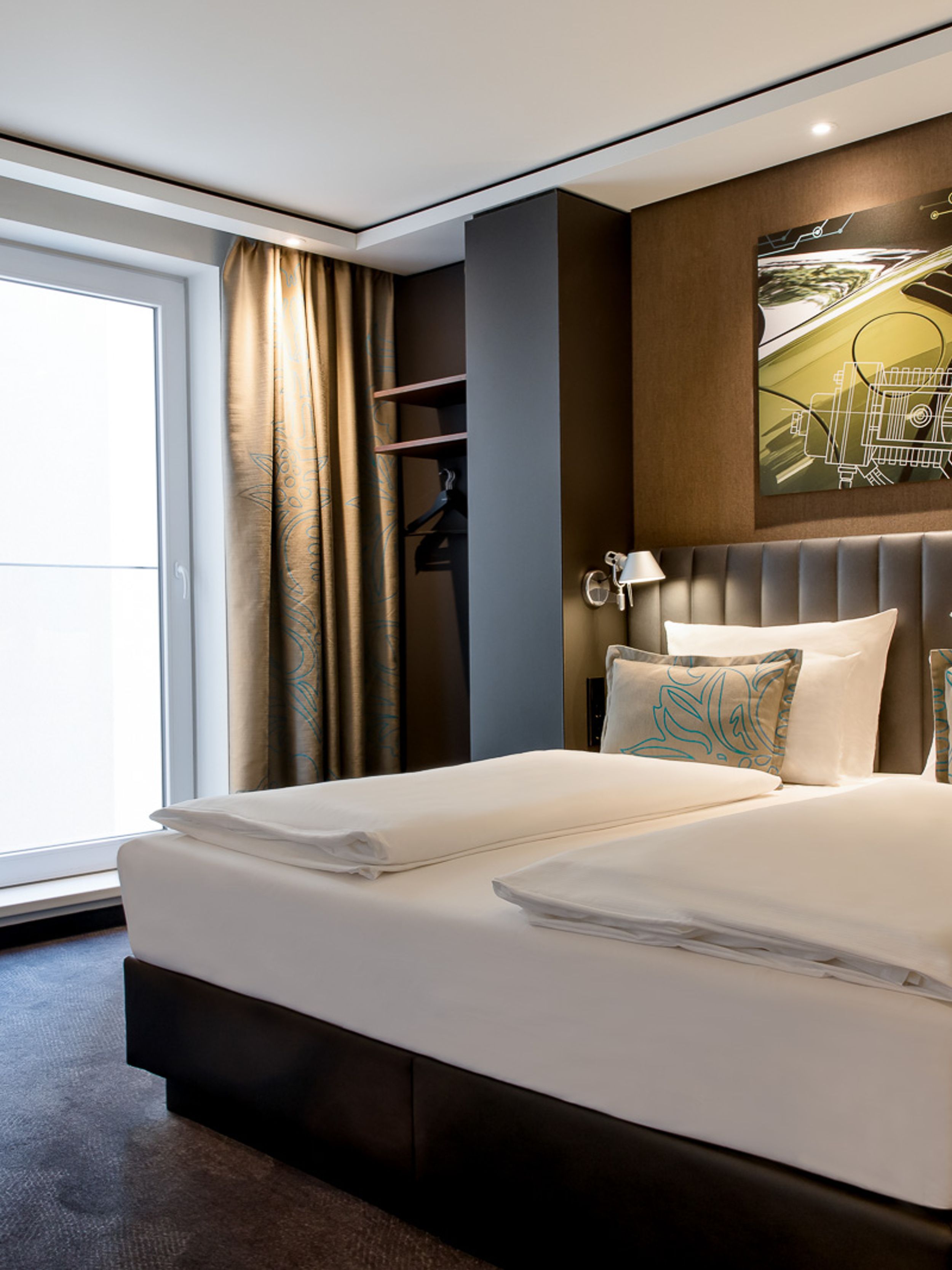 Hotel Stuttgart Feuerbach Motel One lichtdurchflutetes Zimmer mit Doppelbett