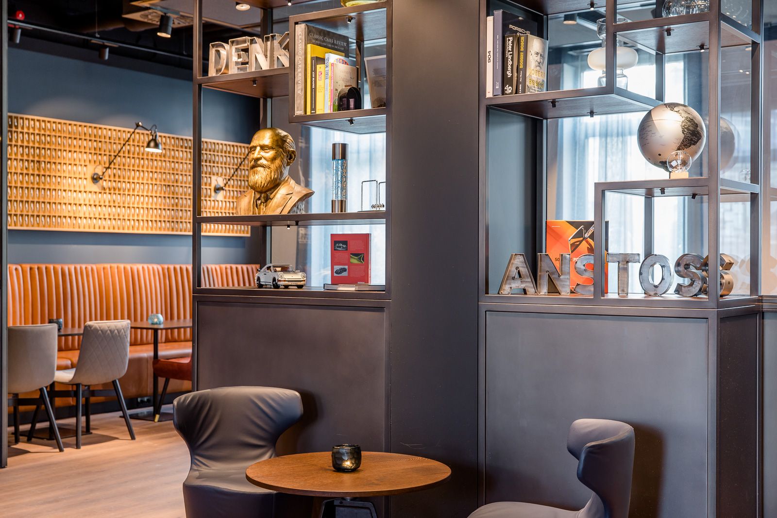 Hotel Stuttgart Feuerbach Motel One heller Essbereich mit großem Regal