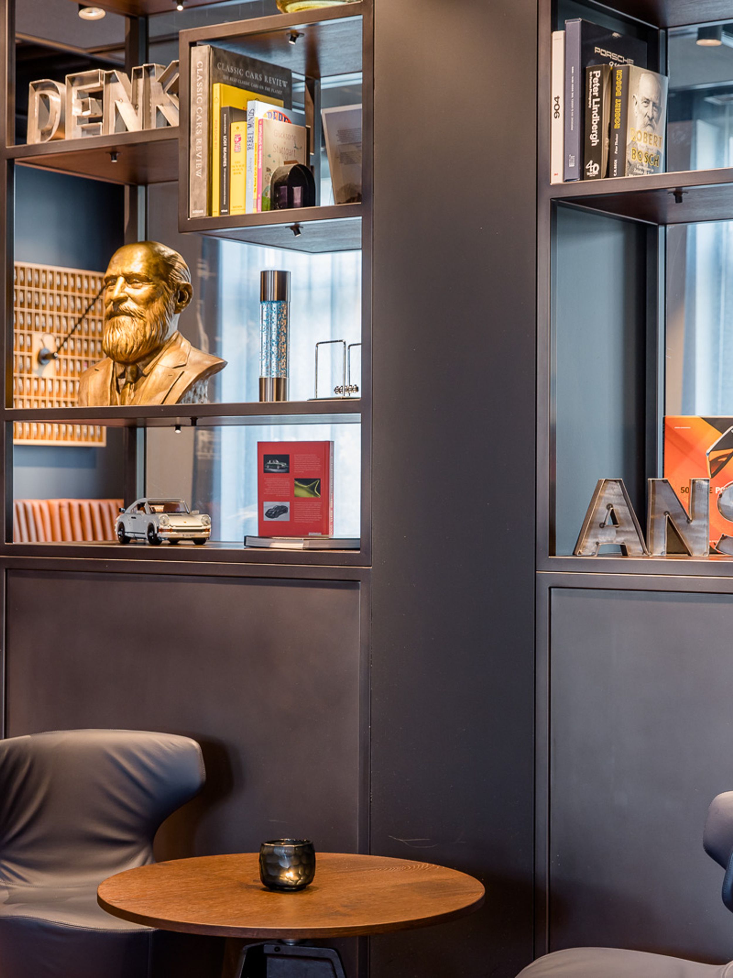 Hotel Stuttgart Feuerbach Motel One heller Essbereich mit großem Regal