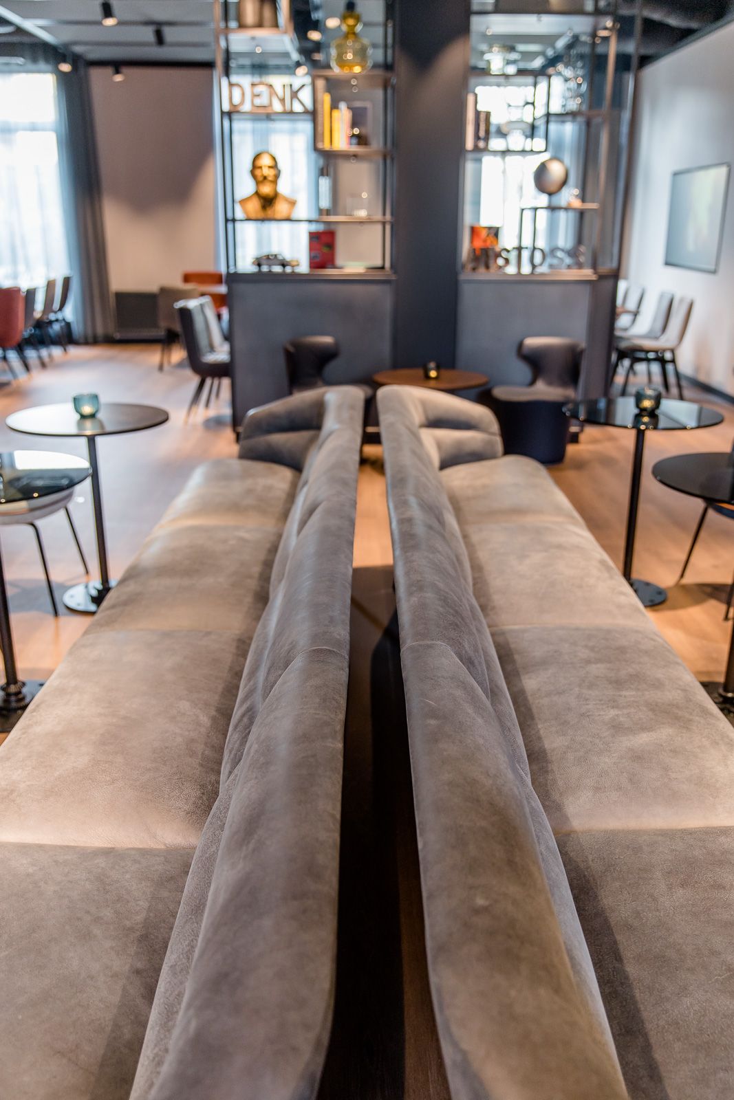 Hotel Stuttgart Feuerbach Motel One Couches in großem Raum mit mehreren Sitzgelegenheiten