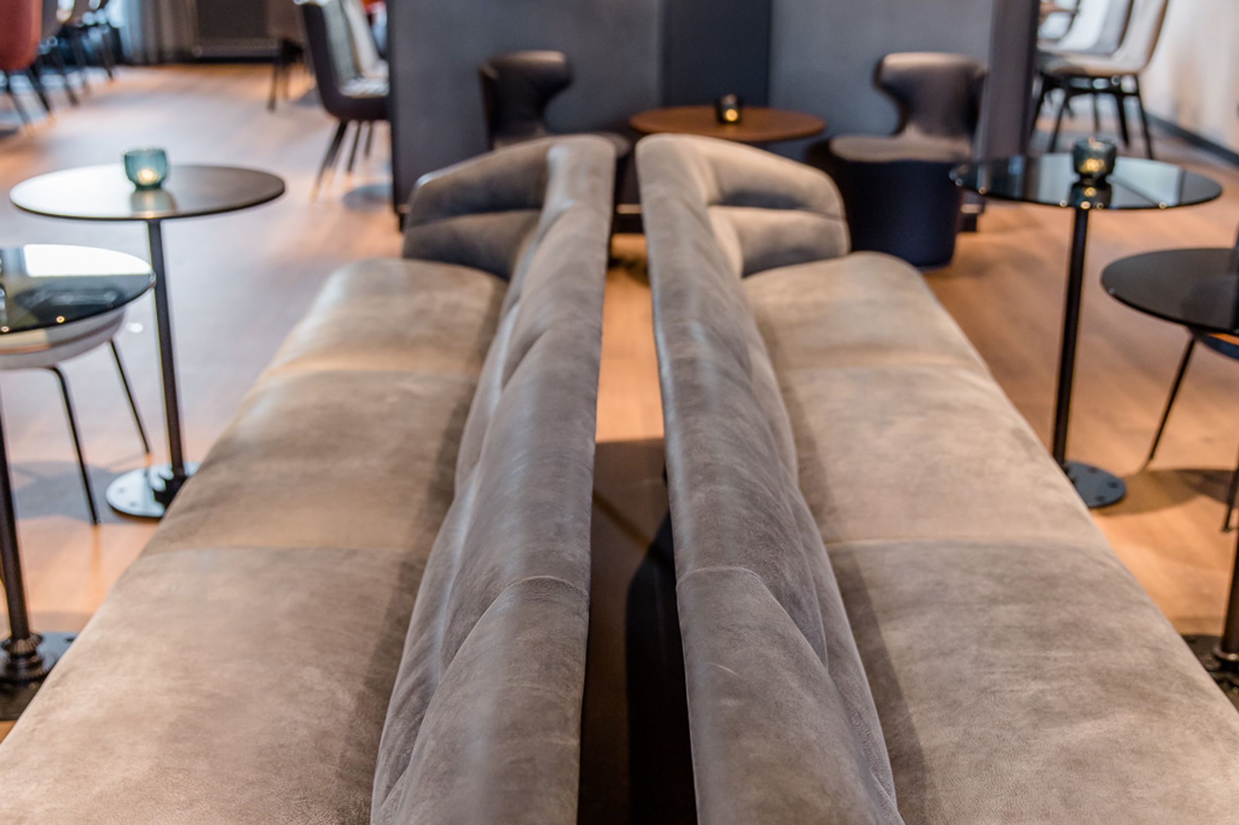 Hotel Stuttgart Feuerbach Motel One Couches in großem Raum mit mehreren Sitzgelegenheiten